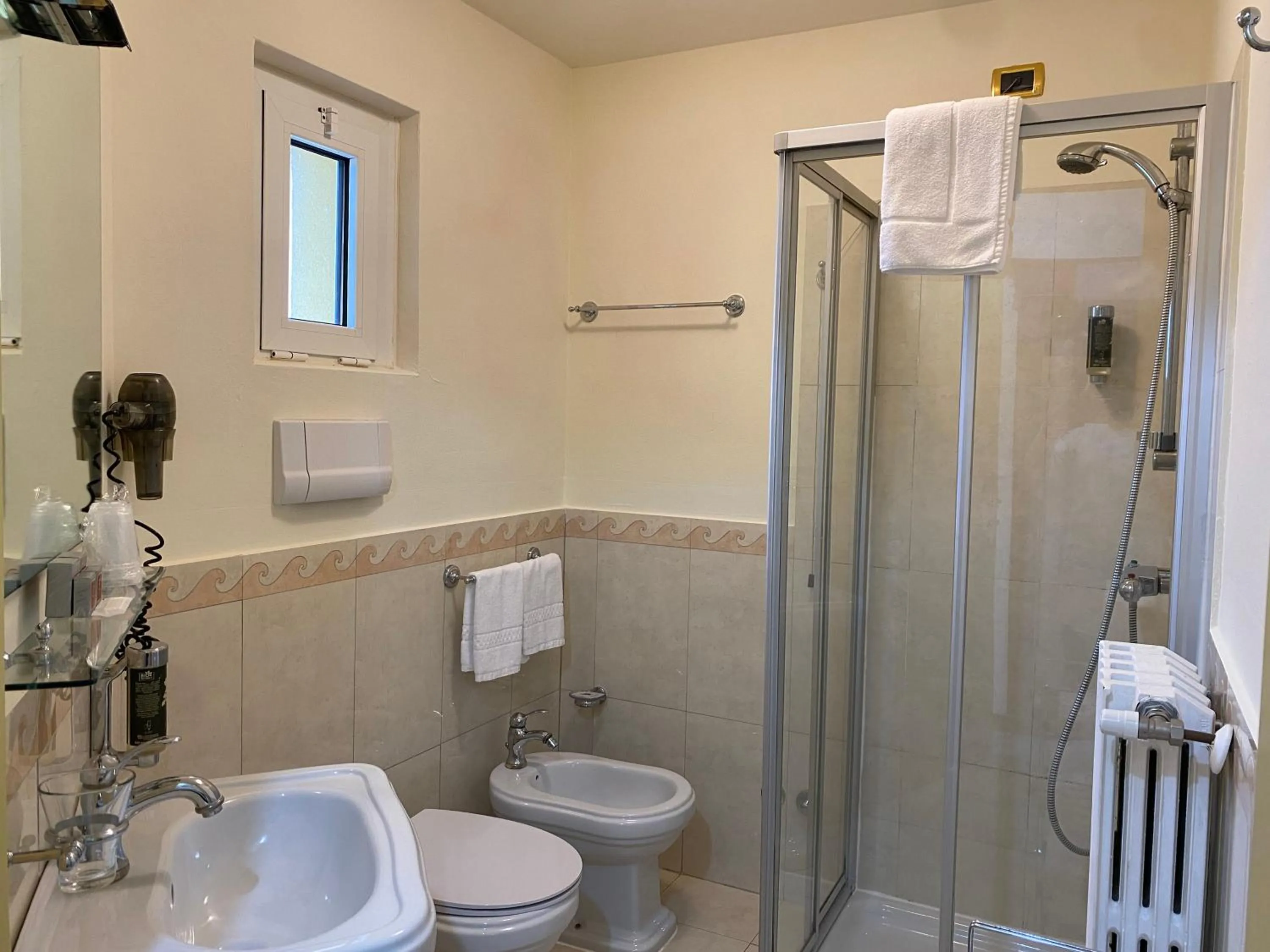 Shower in Hotel Estée