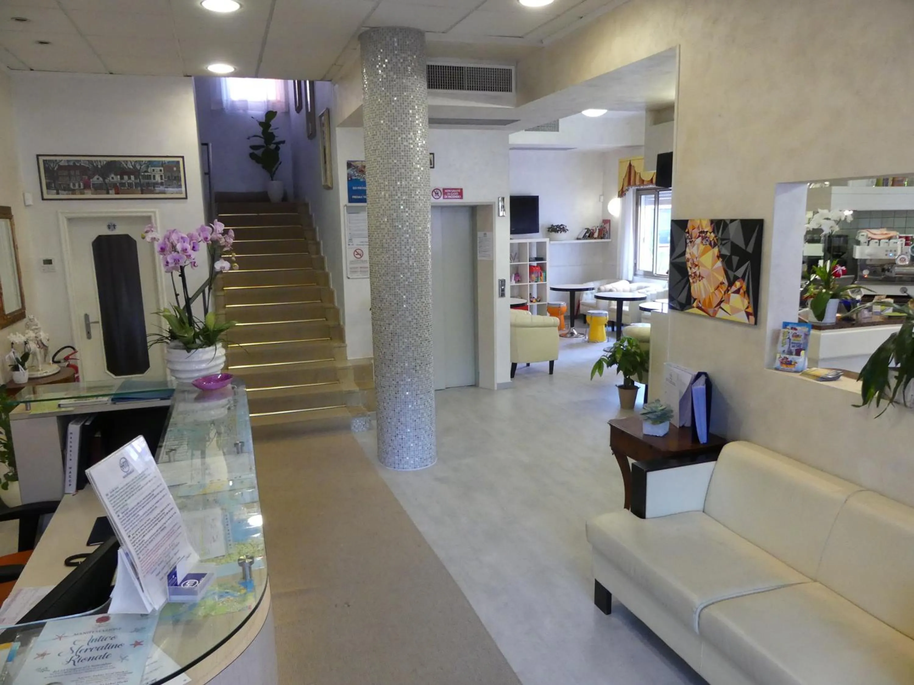 Communal lounge/ TV room in Hotel Madison