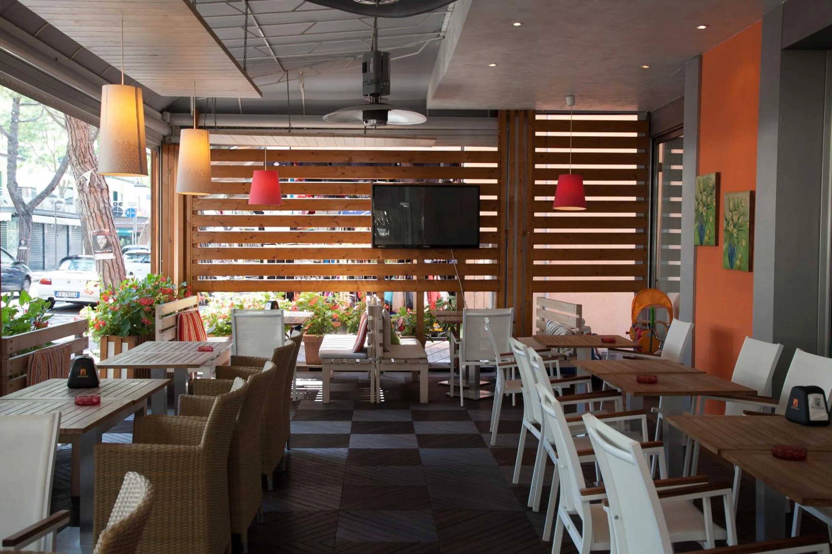 Restaurant/places to eat in Hotel Madison