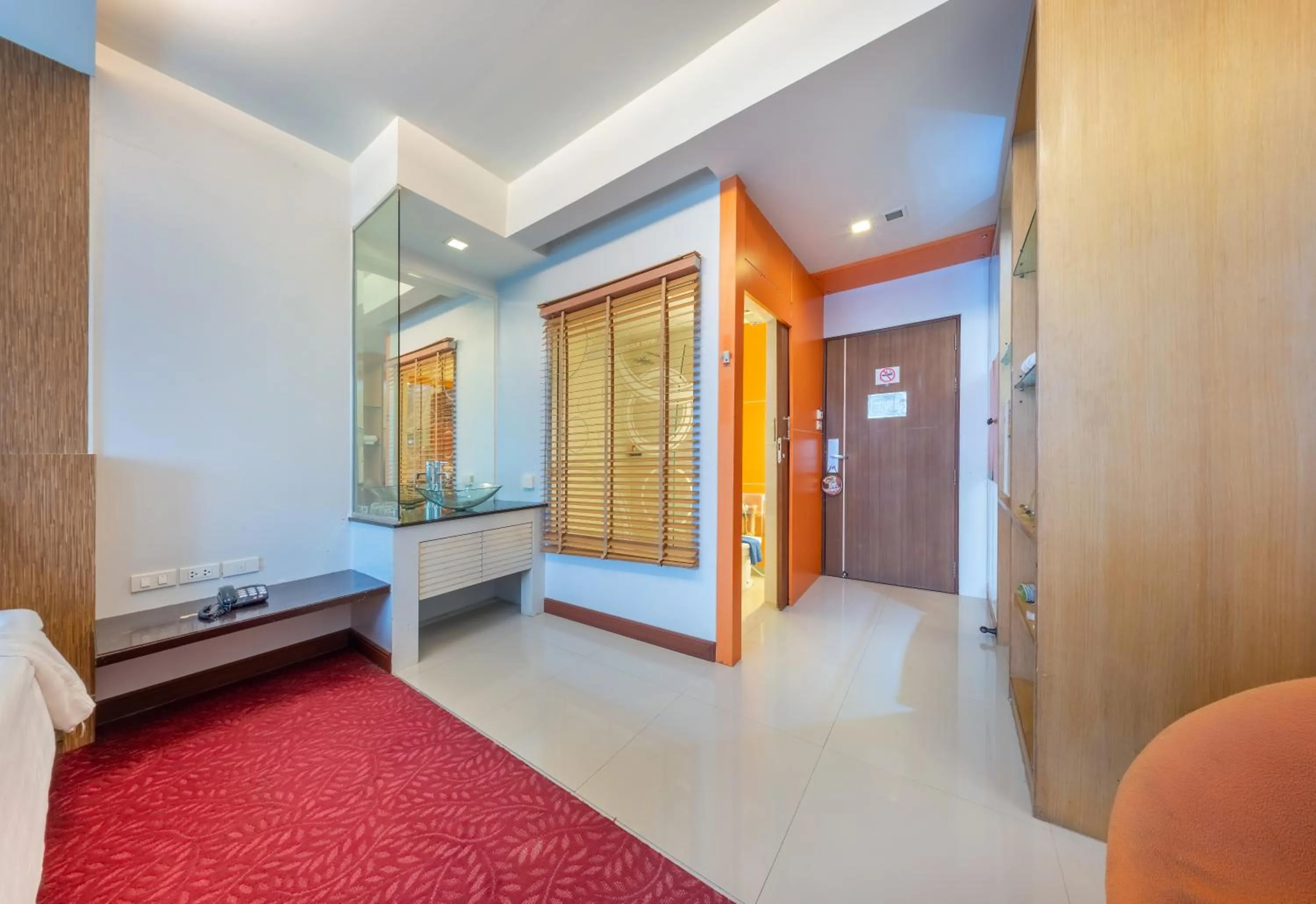 Photo of the whole room, Bed in SHIN Hotel V-ONE Korat