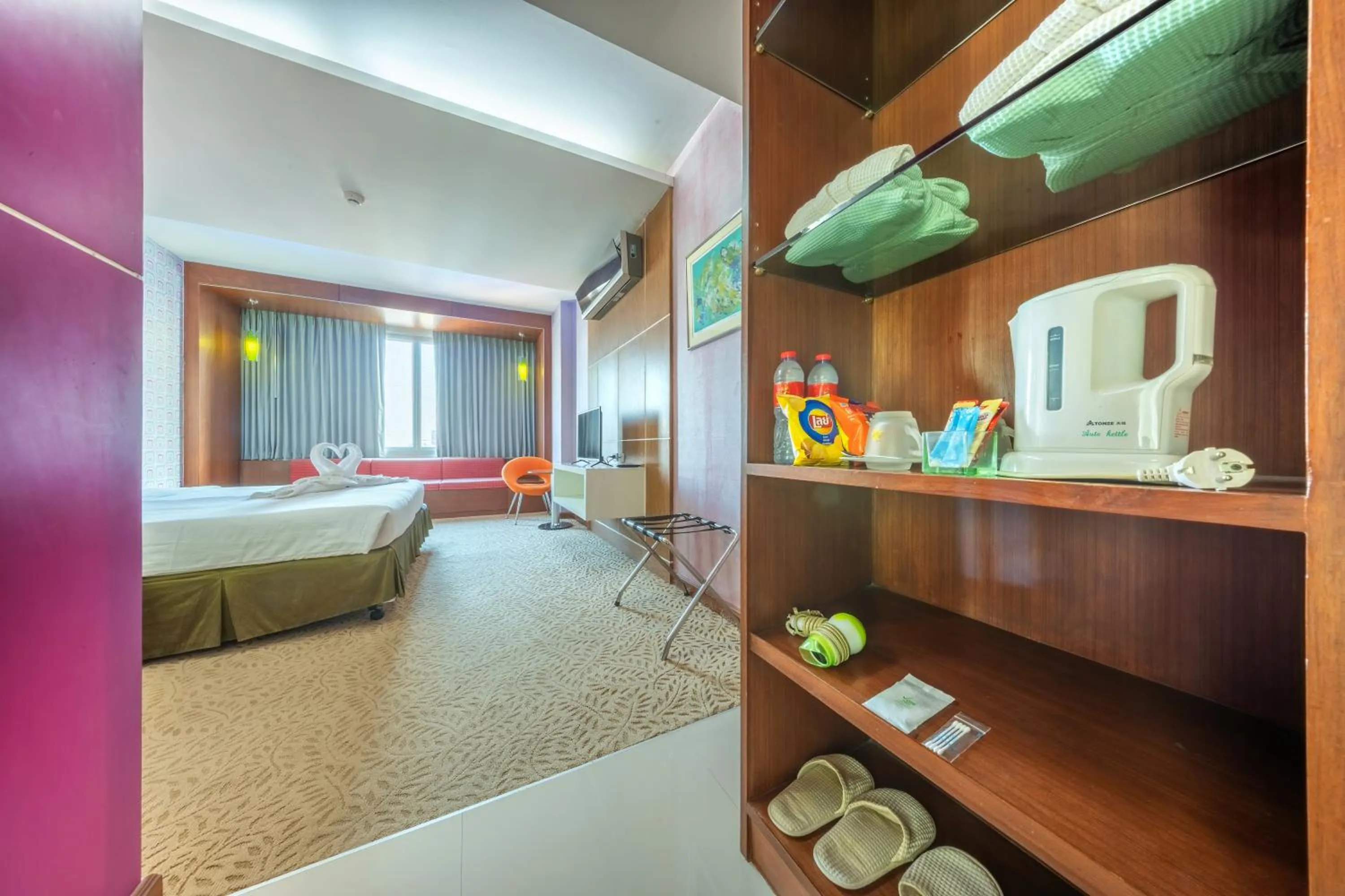 Photo of the whole room, Bed in SHIN Hotel V-ONE Korat