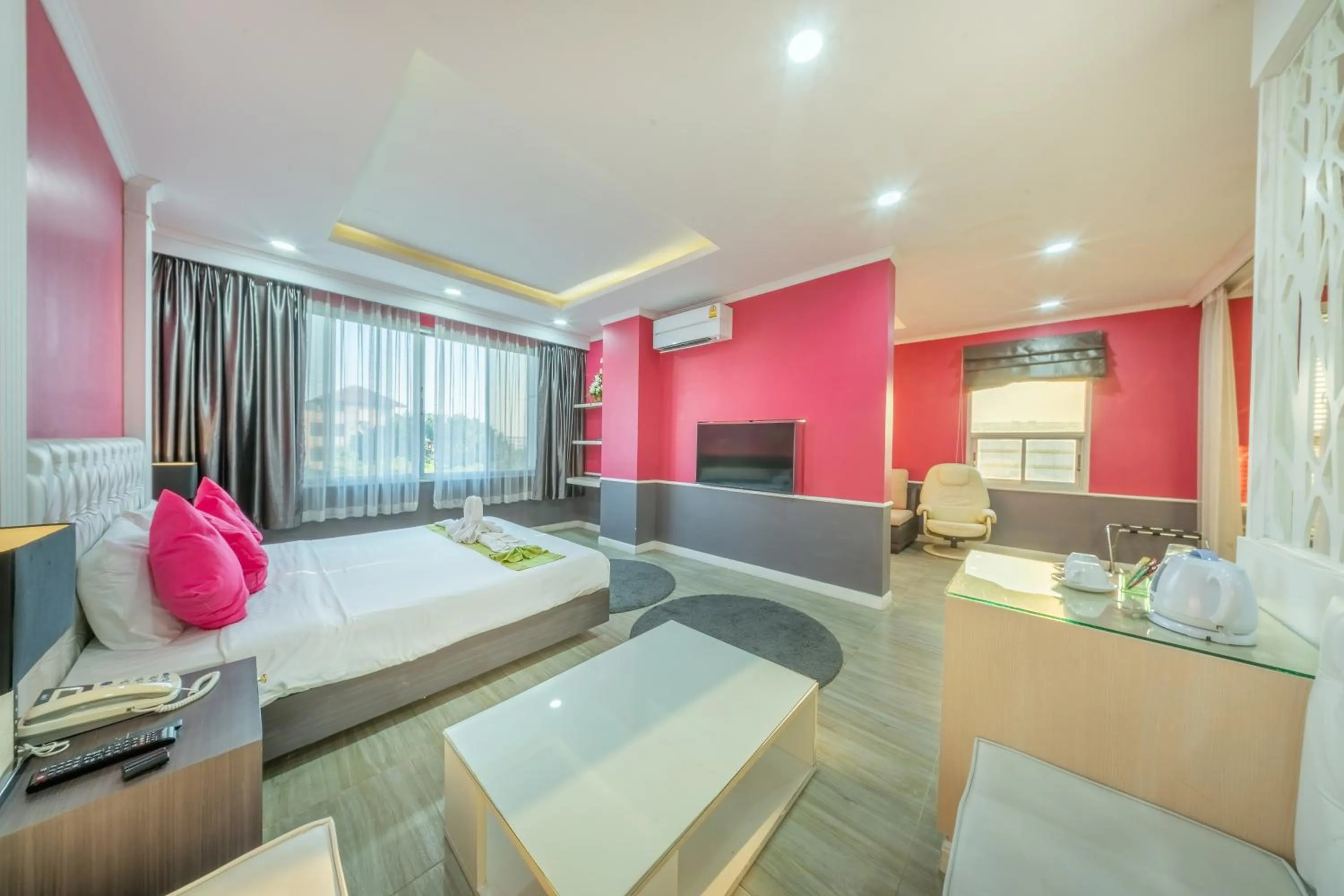 Photo of the whole room, Bed in SHIN Hotel V-ONE Korat