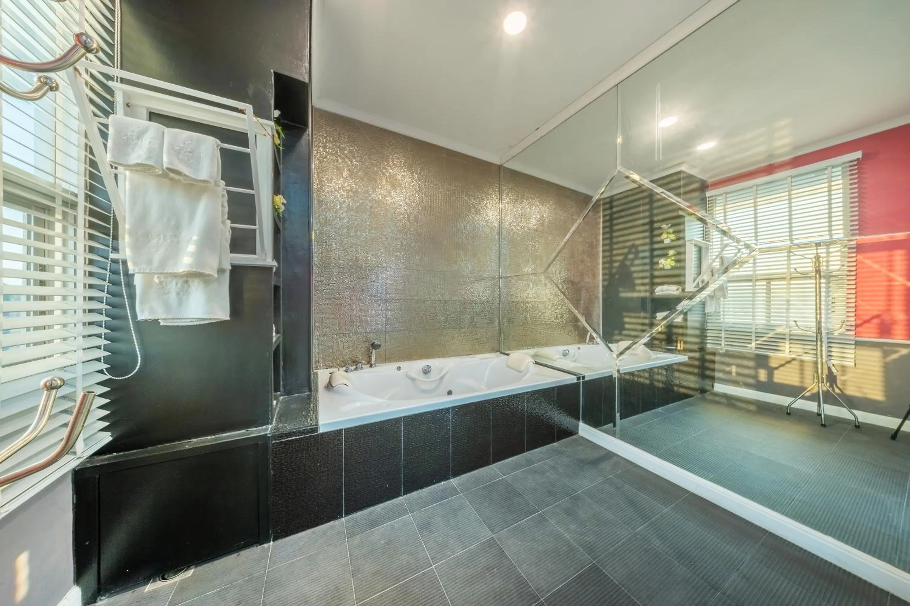 Bath in SHIN Hotel V-ONE Korat