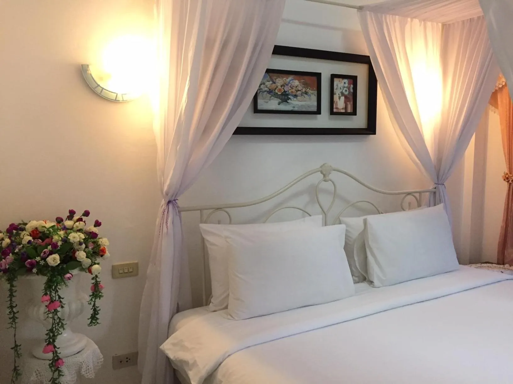 Photo of the whole room, Bed in White Elephant Resort