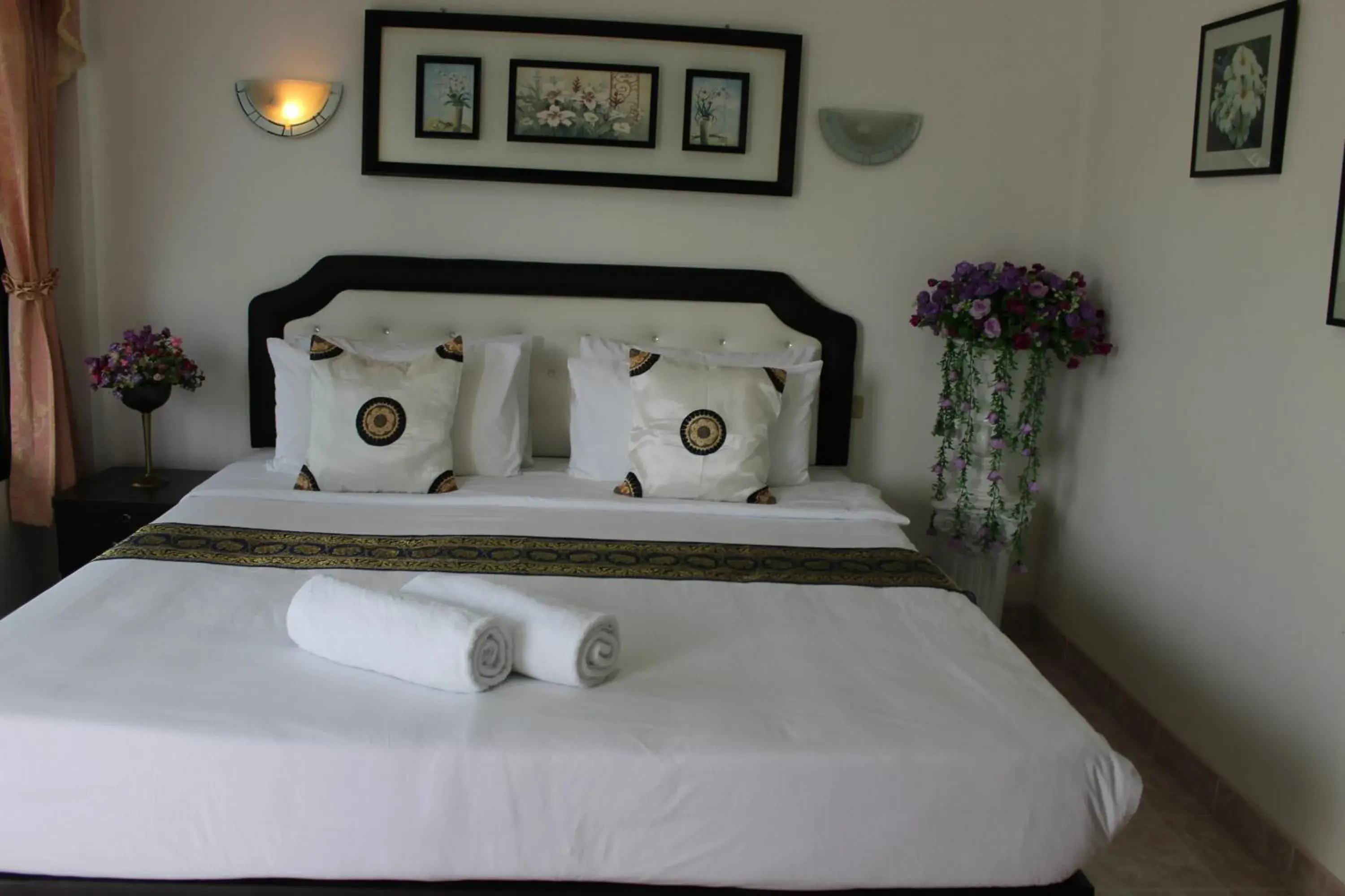 Double Room with Balcony in White Elephant Resort Double Room with Balcony in White Elephant Resort