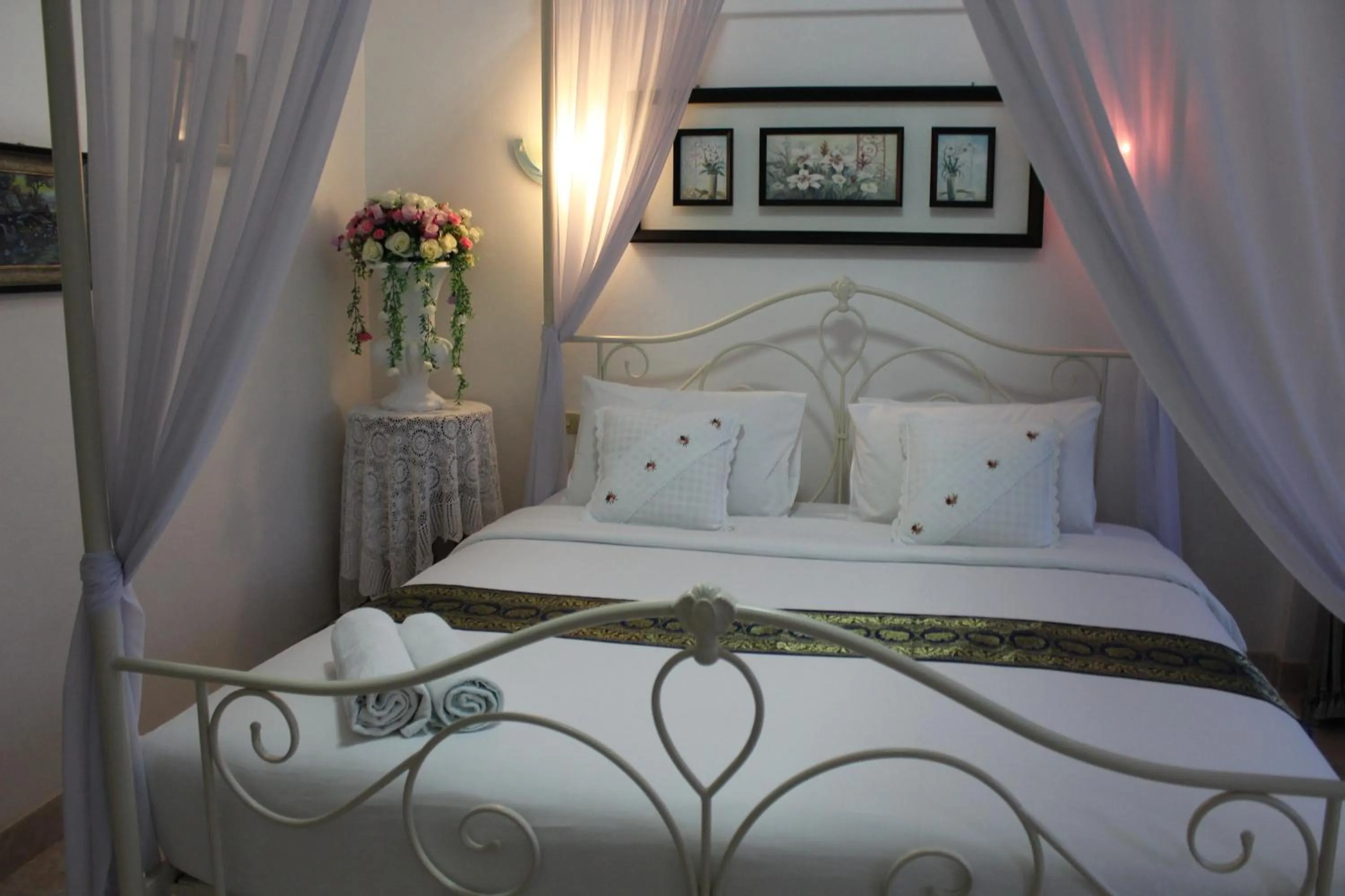 Photo of the whole room, Bed in White Elephant Resort