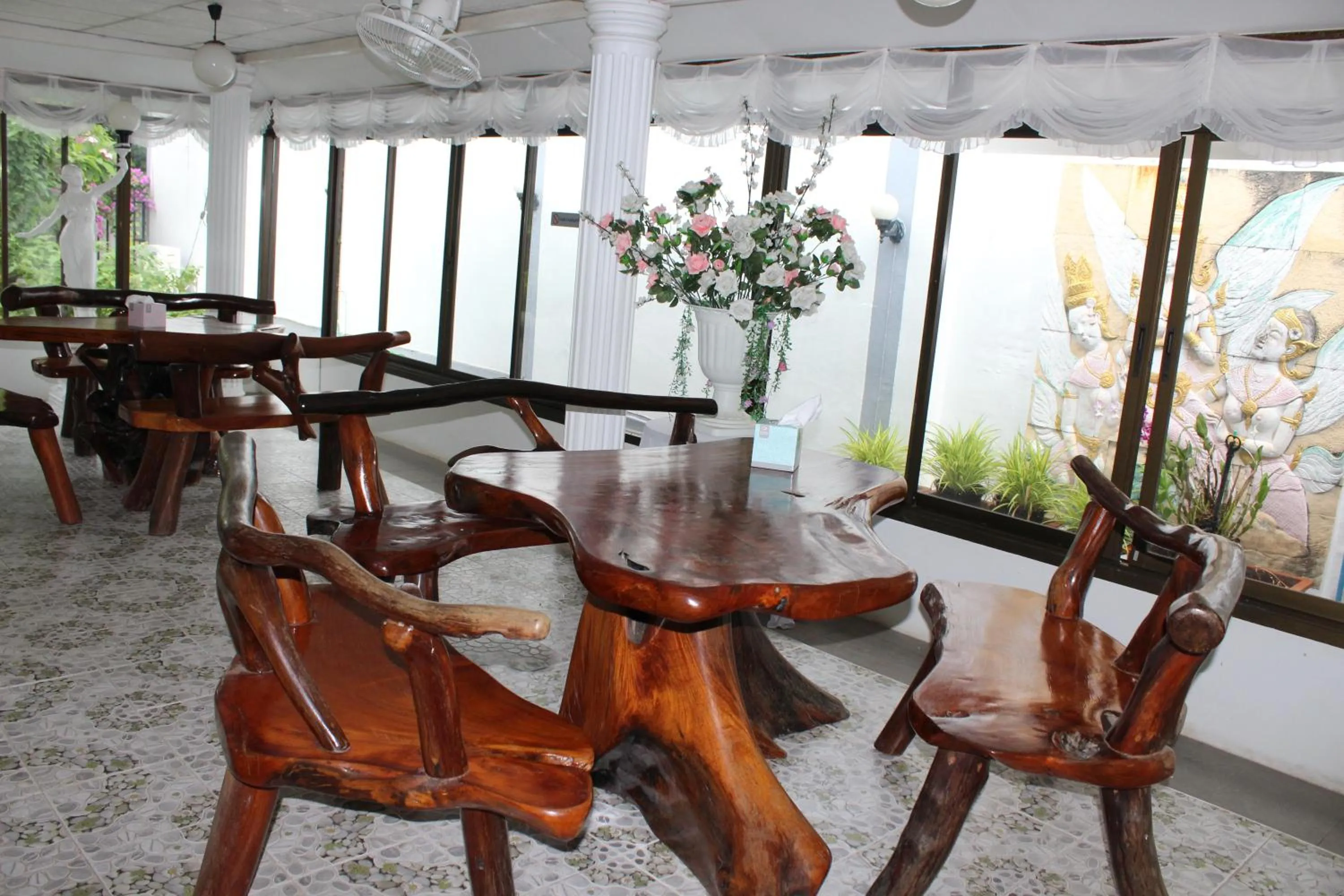 Restaurant/places to eat in White Elephant Resort