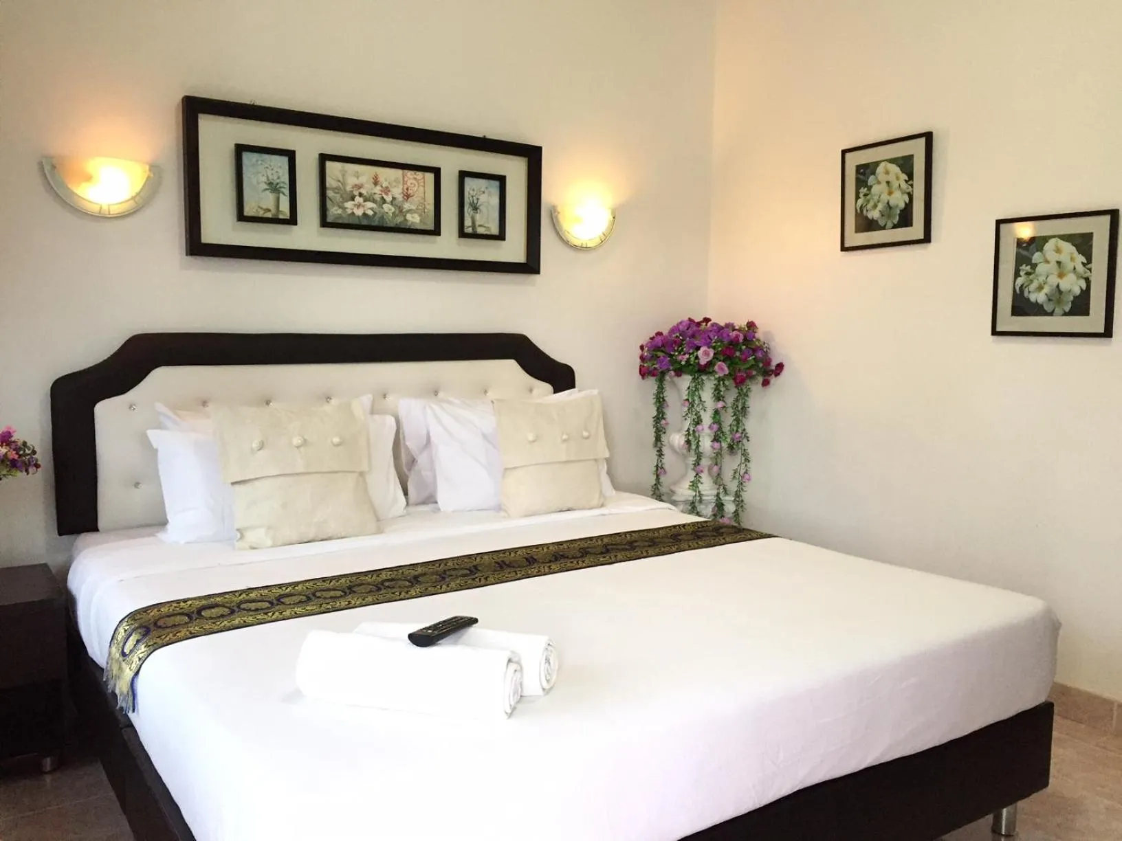 Photo of the whole room, Bed in White Elephant Resort