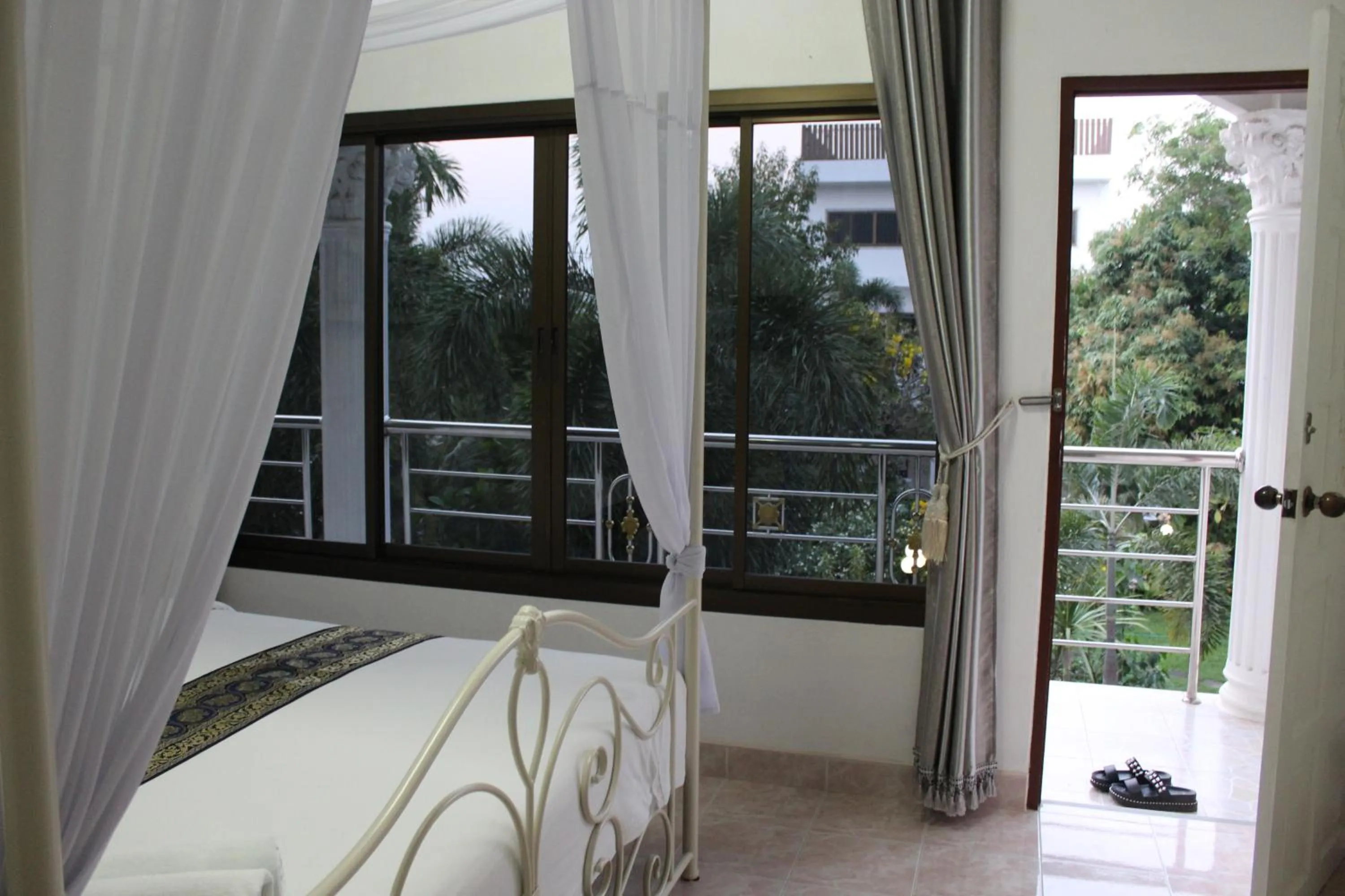 Photo of the whole room, Bed in White Elephant Resort