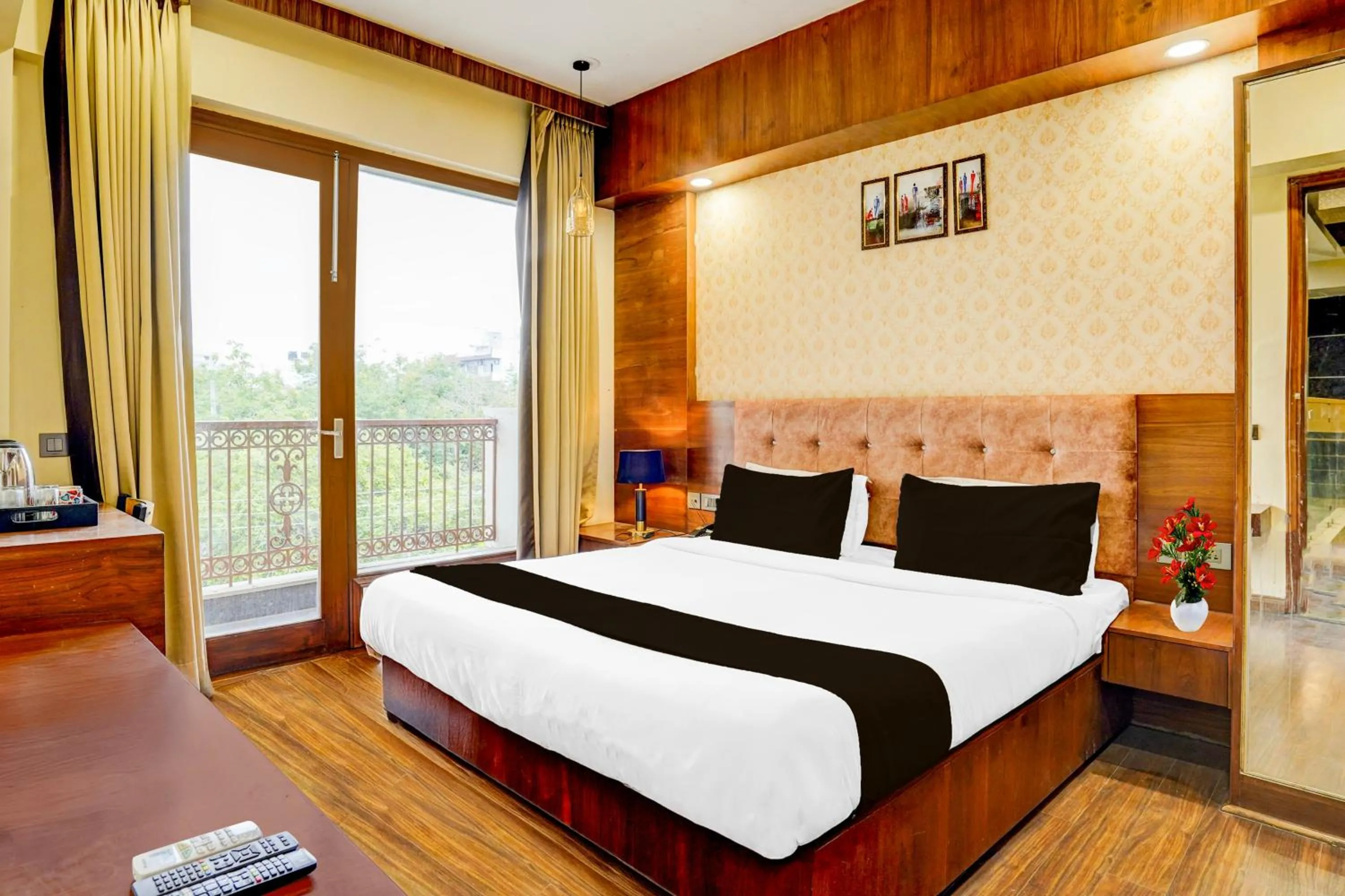 Bedroom, Bed in Townhouse Sector 47 Near Medanta