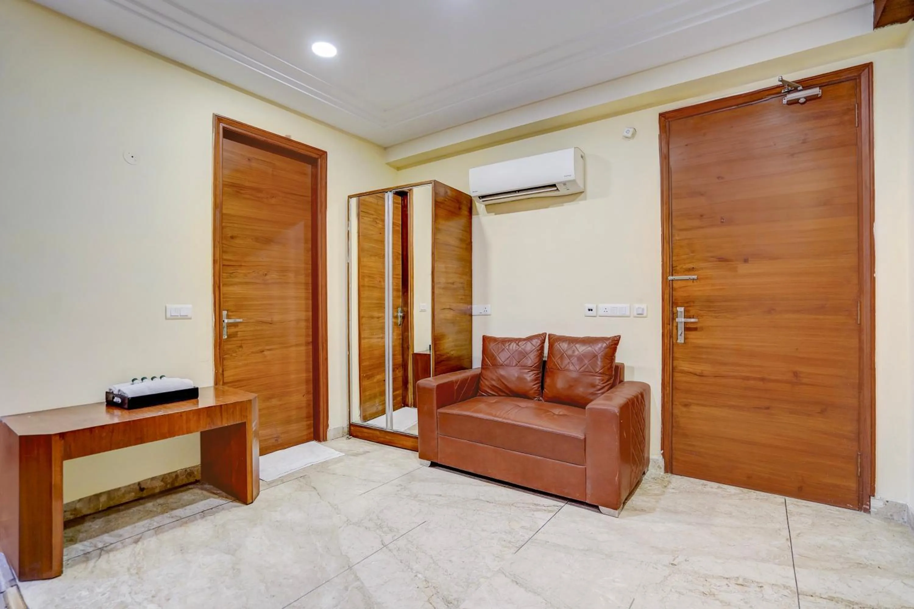 Bedroom in Townhouse Sector 47 Near Medanta