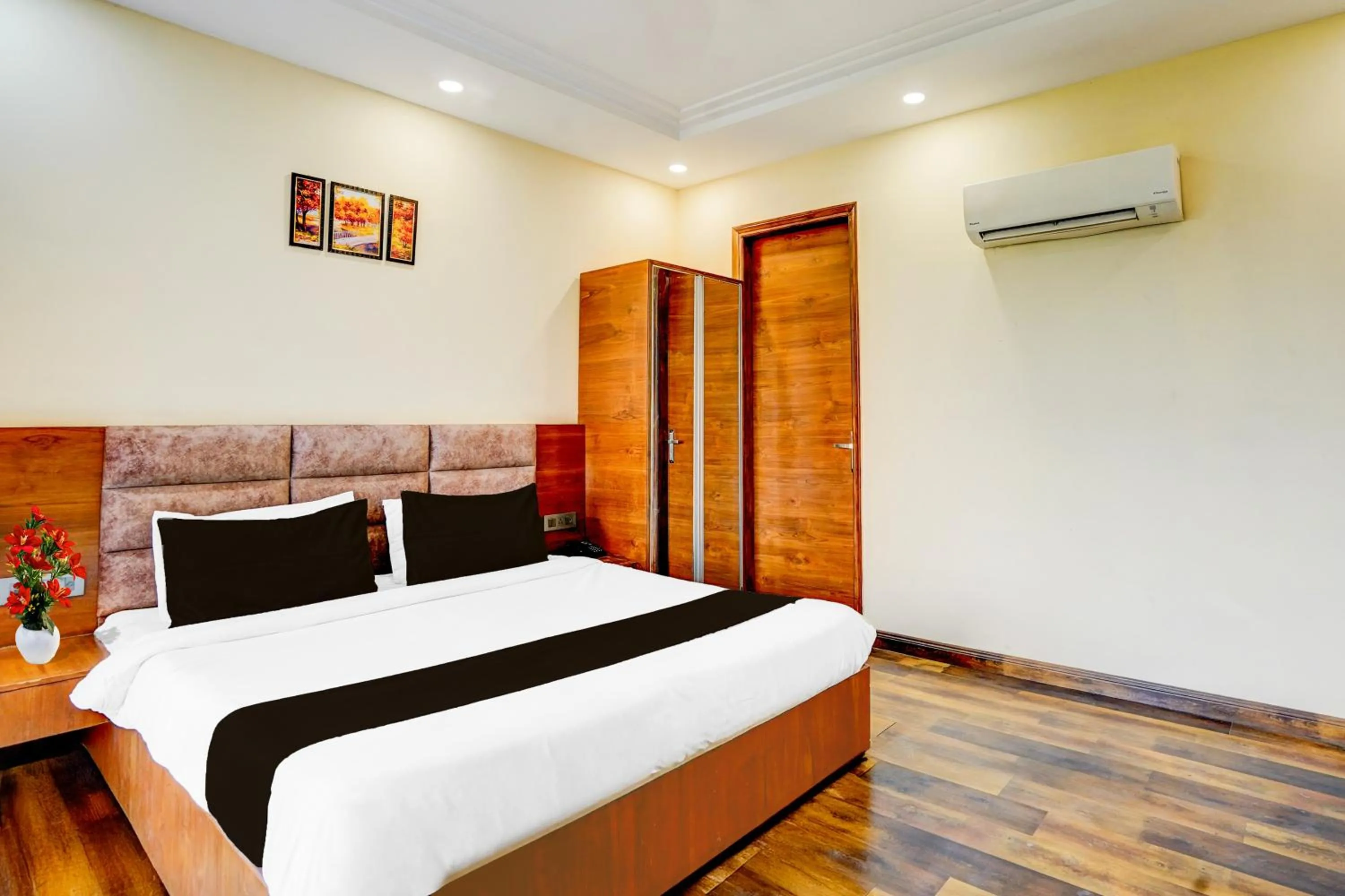 Bedroom, Bed in Townhouse Sector 47 Near Medanta