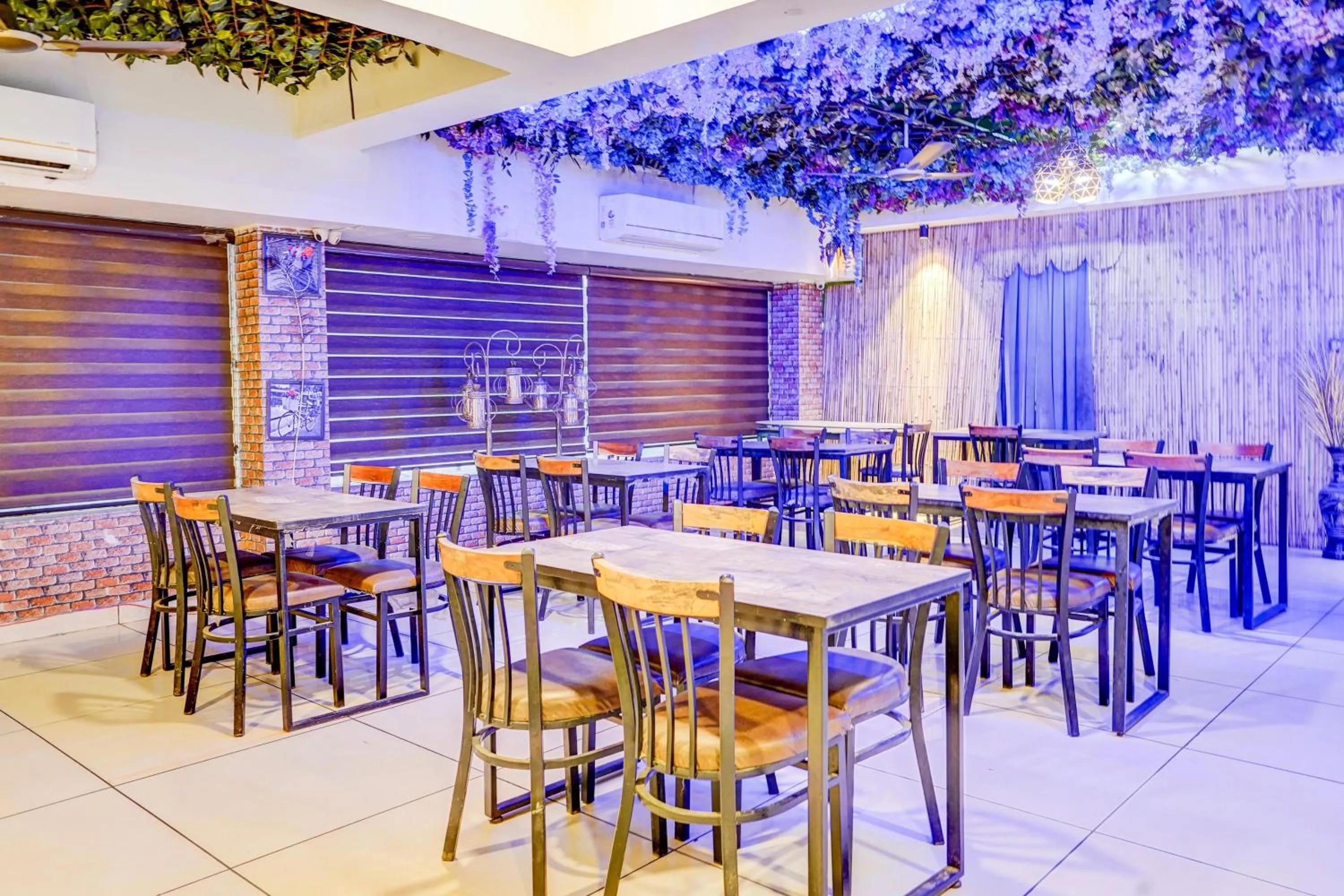 Restaurant/places to eat in Townhouse Sector 47 Near Medanta