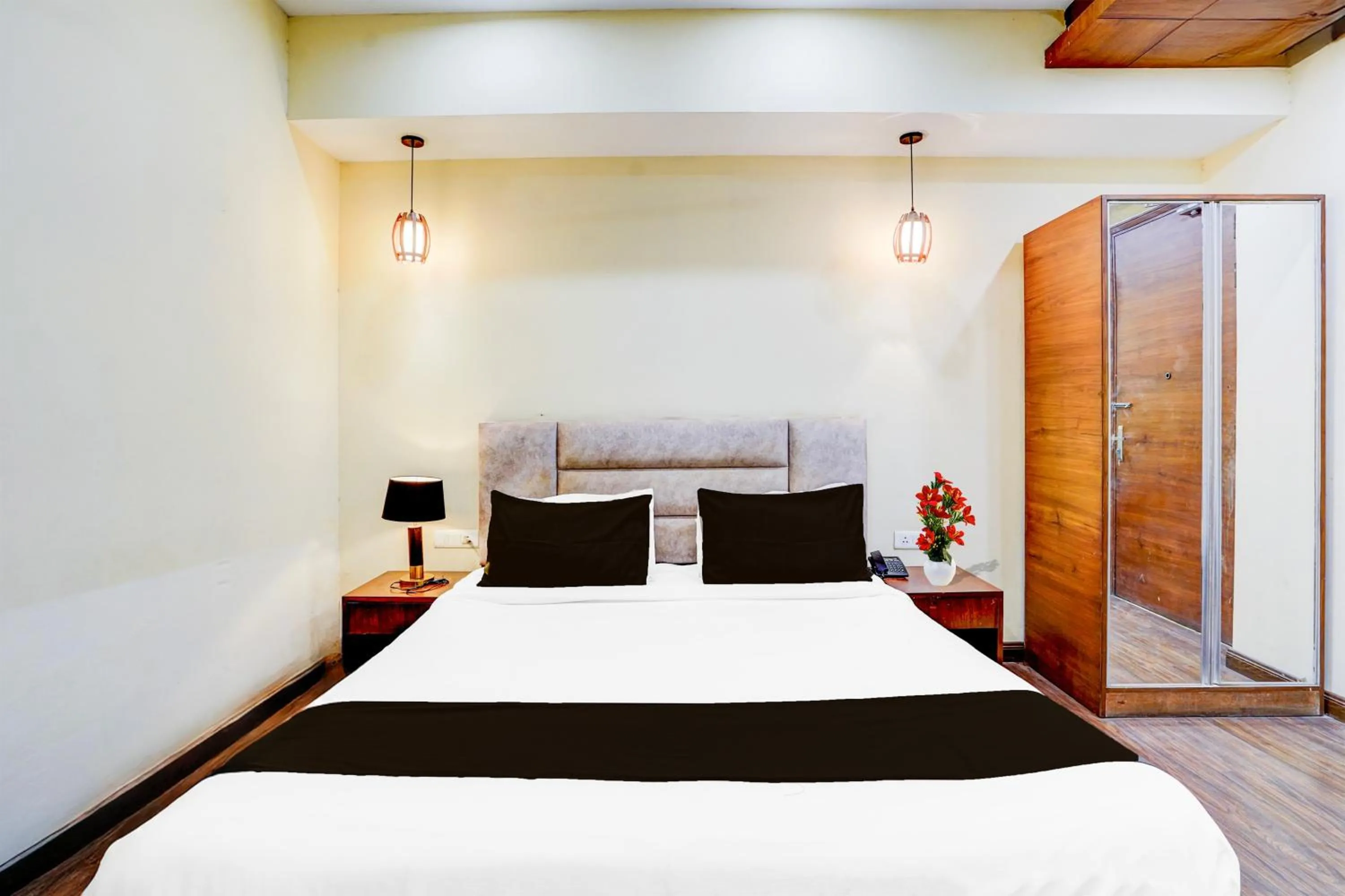 Bedroom, Bed in Townhouse Sector 47 Near Medanta