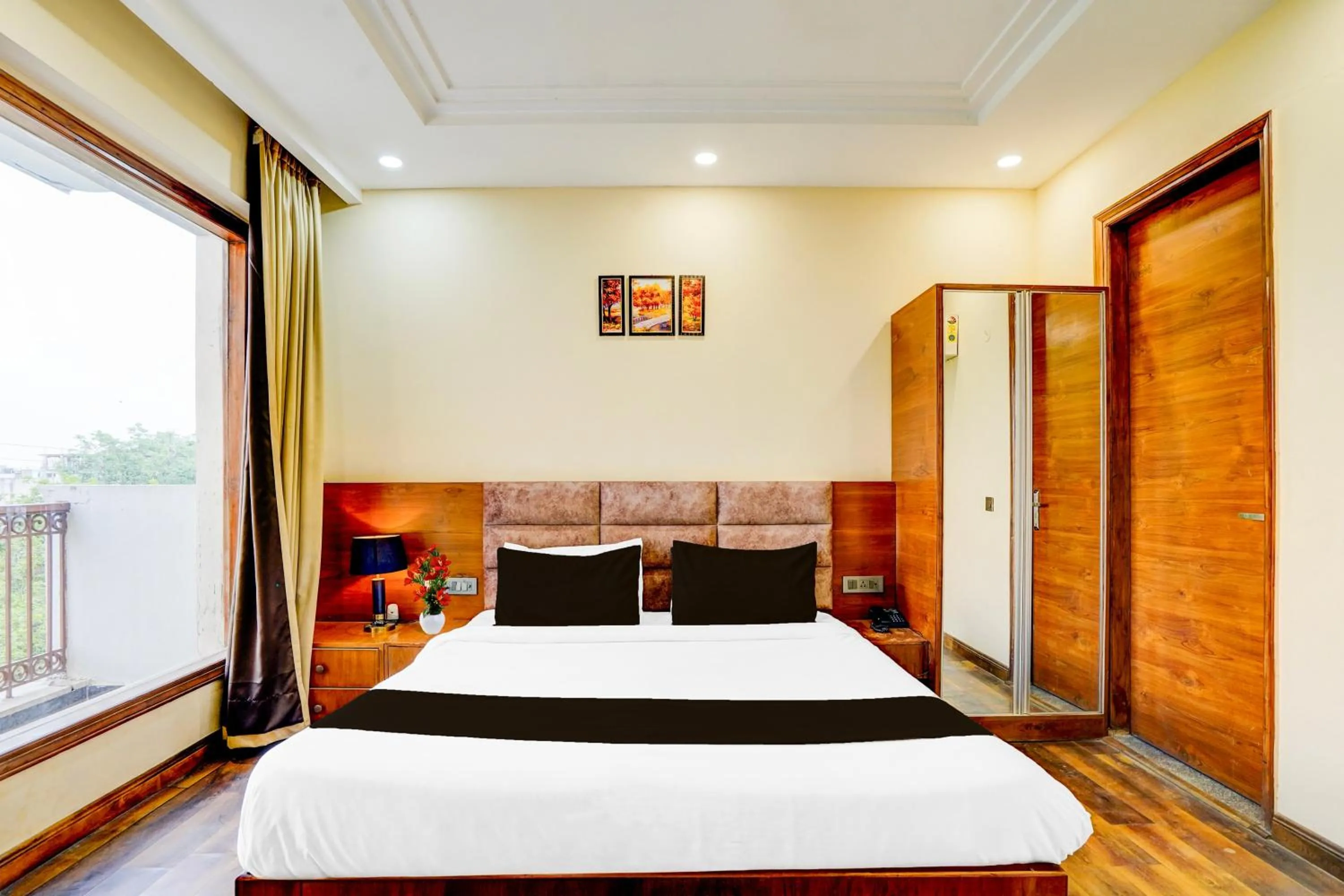Bedroom, Bed in Townhouse Sector 47 Near Medanta