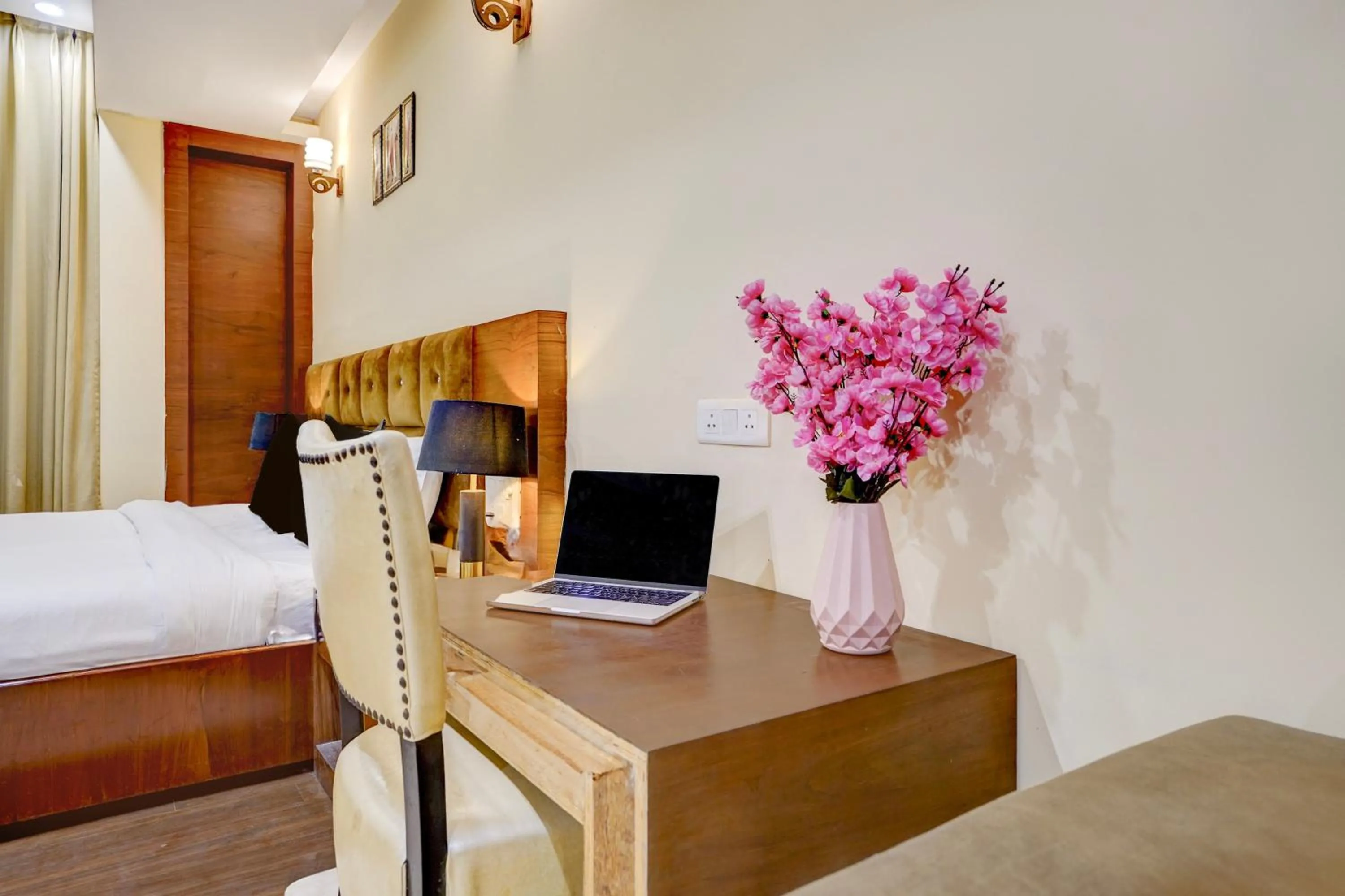 Bedroom, Bed in Townhouse Sector 47 Near Medanta