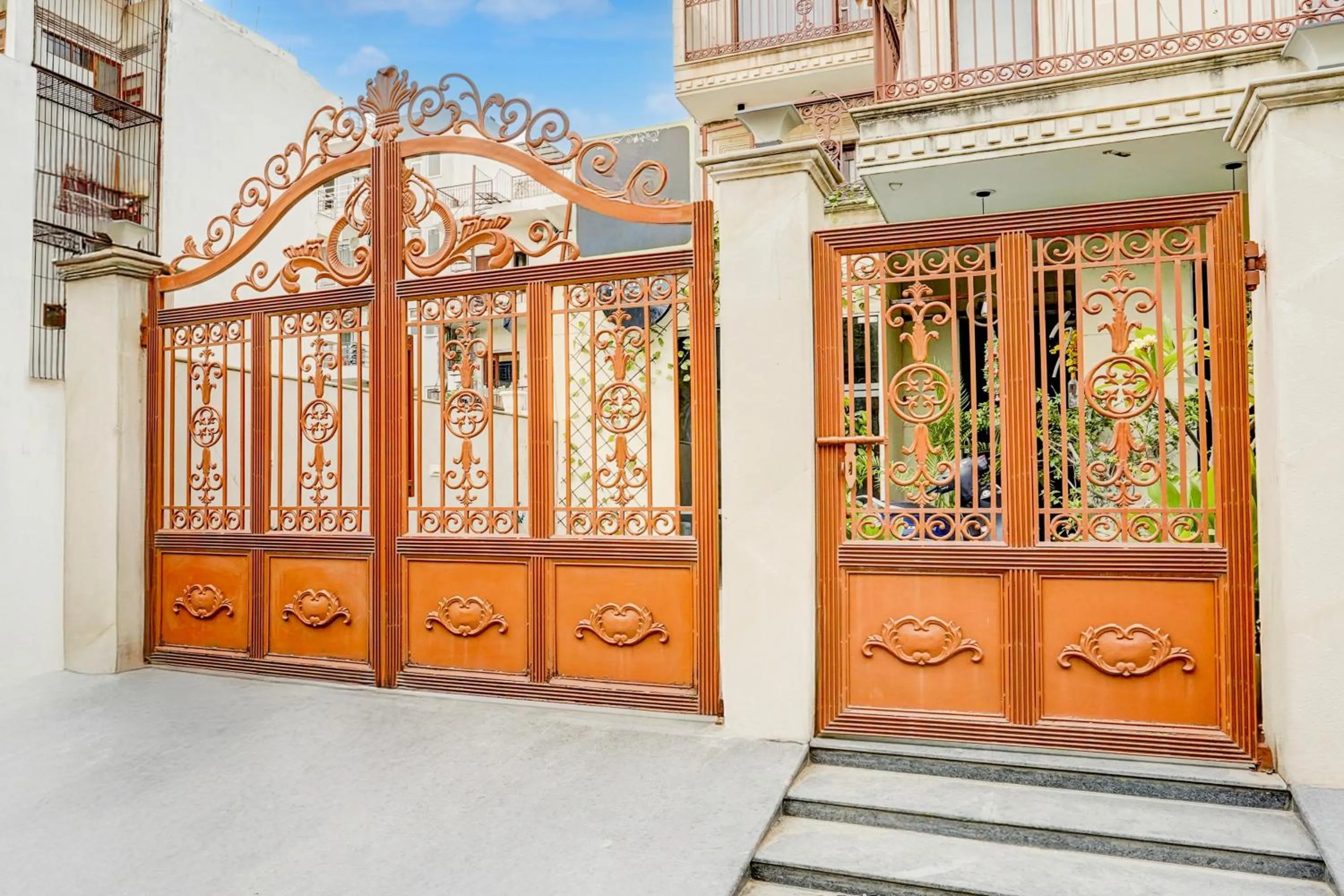 Facade/entrance in Townhouse Sector 47 Near Medanta