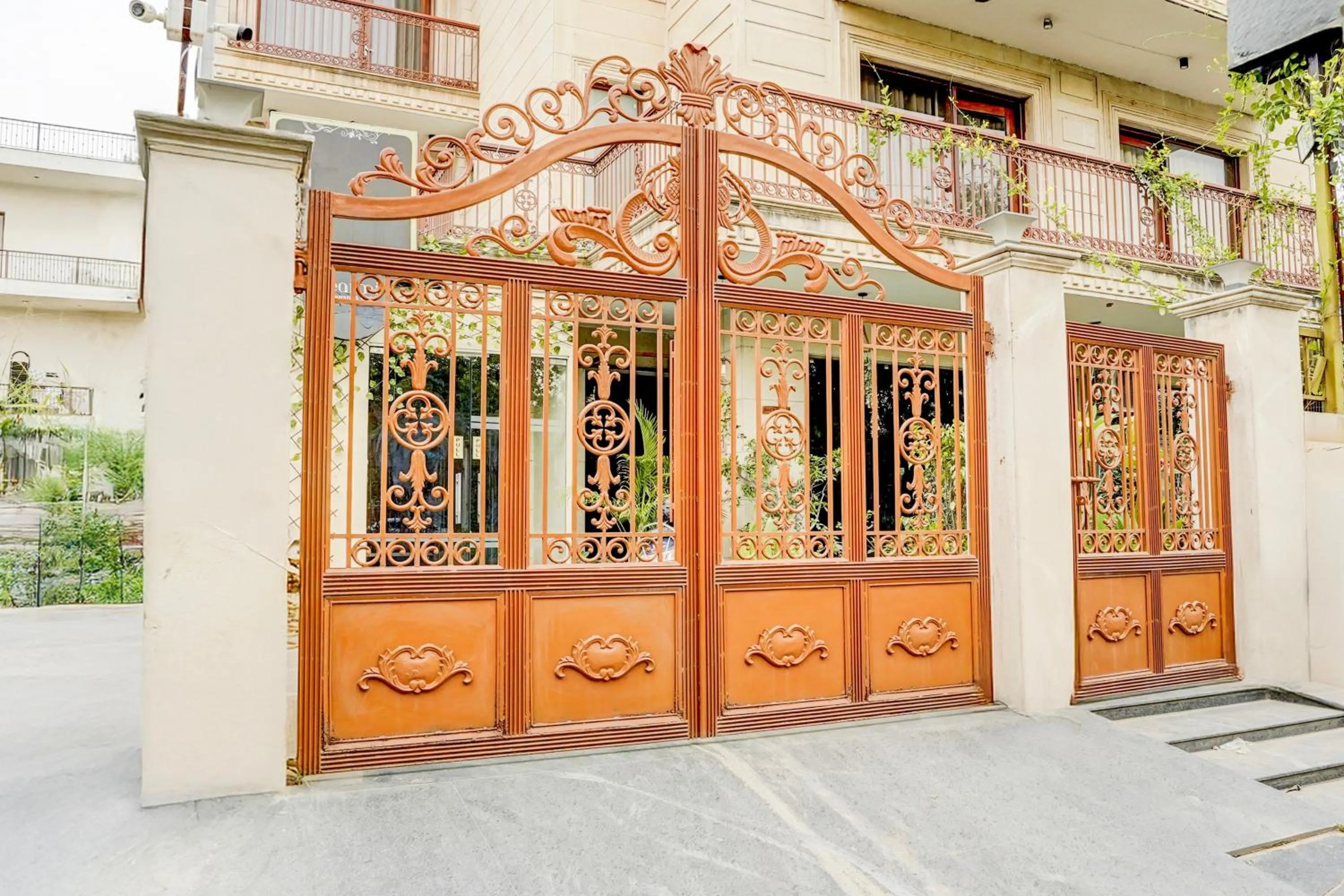 Facade/entrance in Townhouse Sector 47 Near Medanta