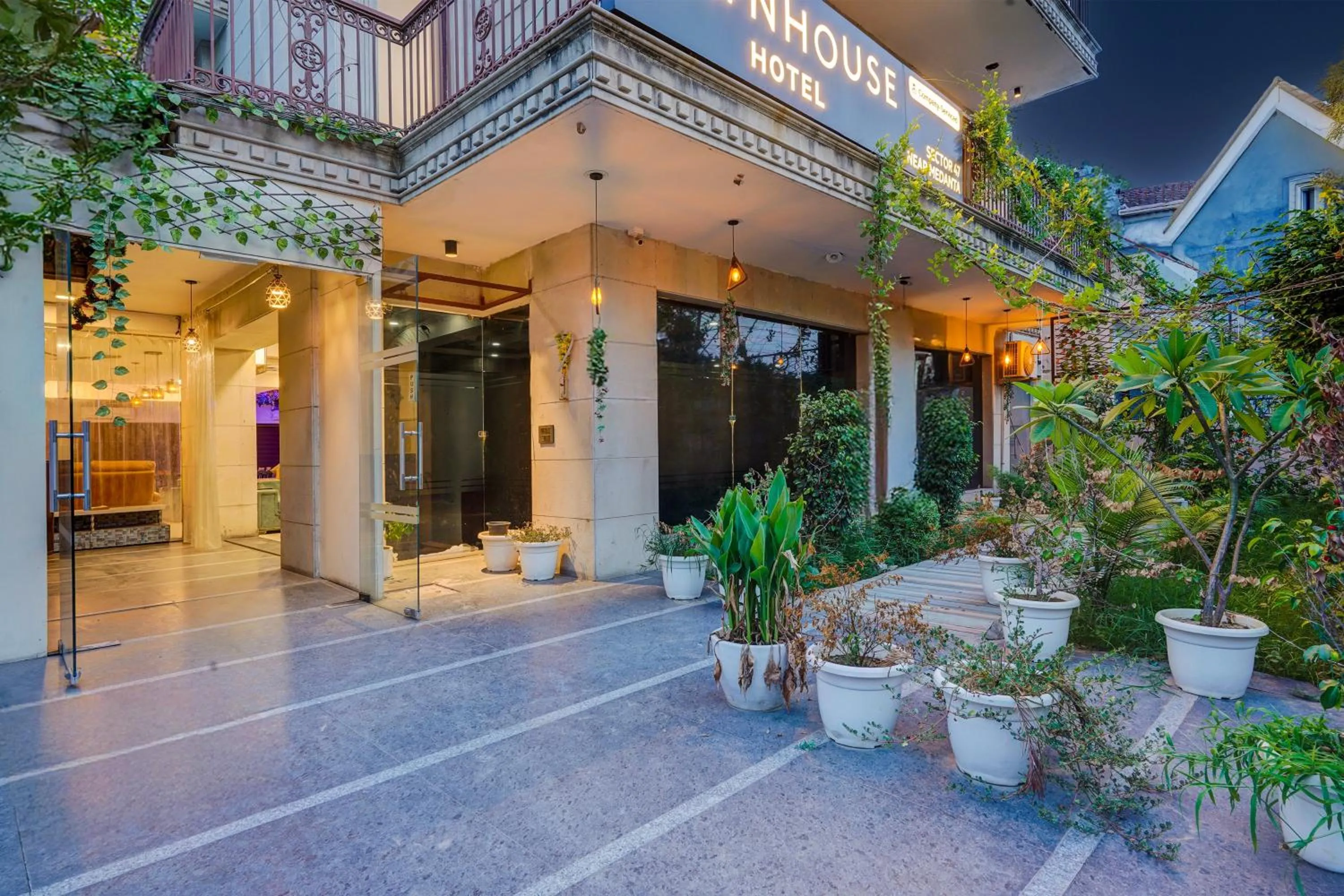 Facade/entrance in Townhouse Sector 47 Near Medanta