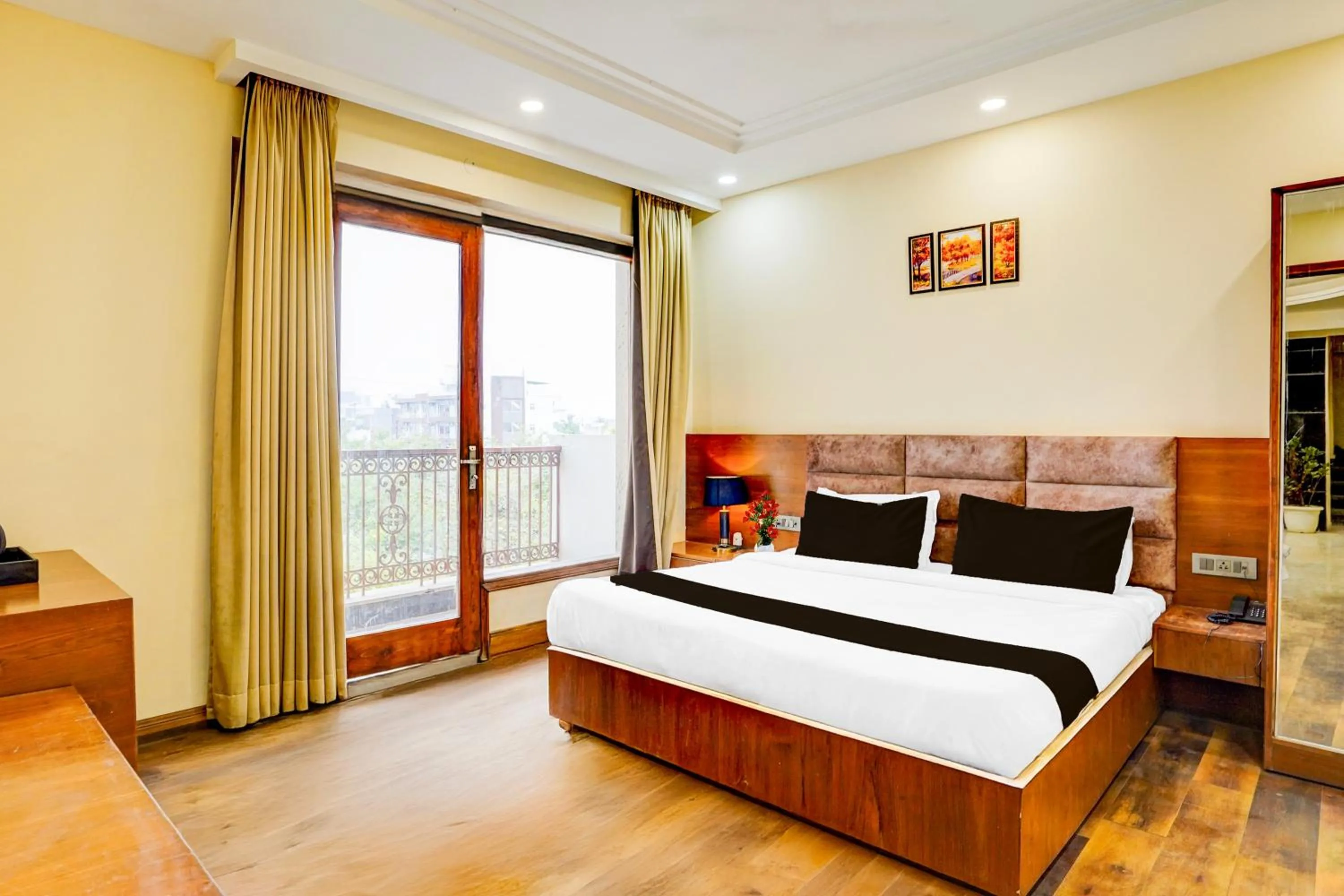 Bedroom, Bed in Townhouse Sector 47 Near Medanta