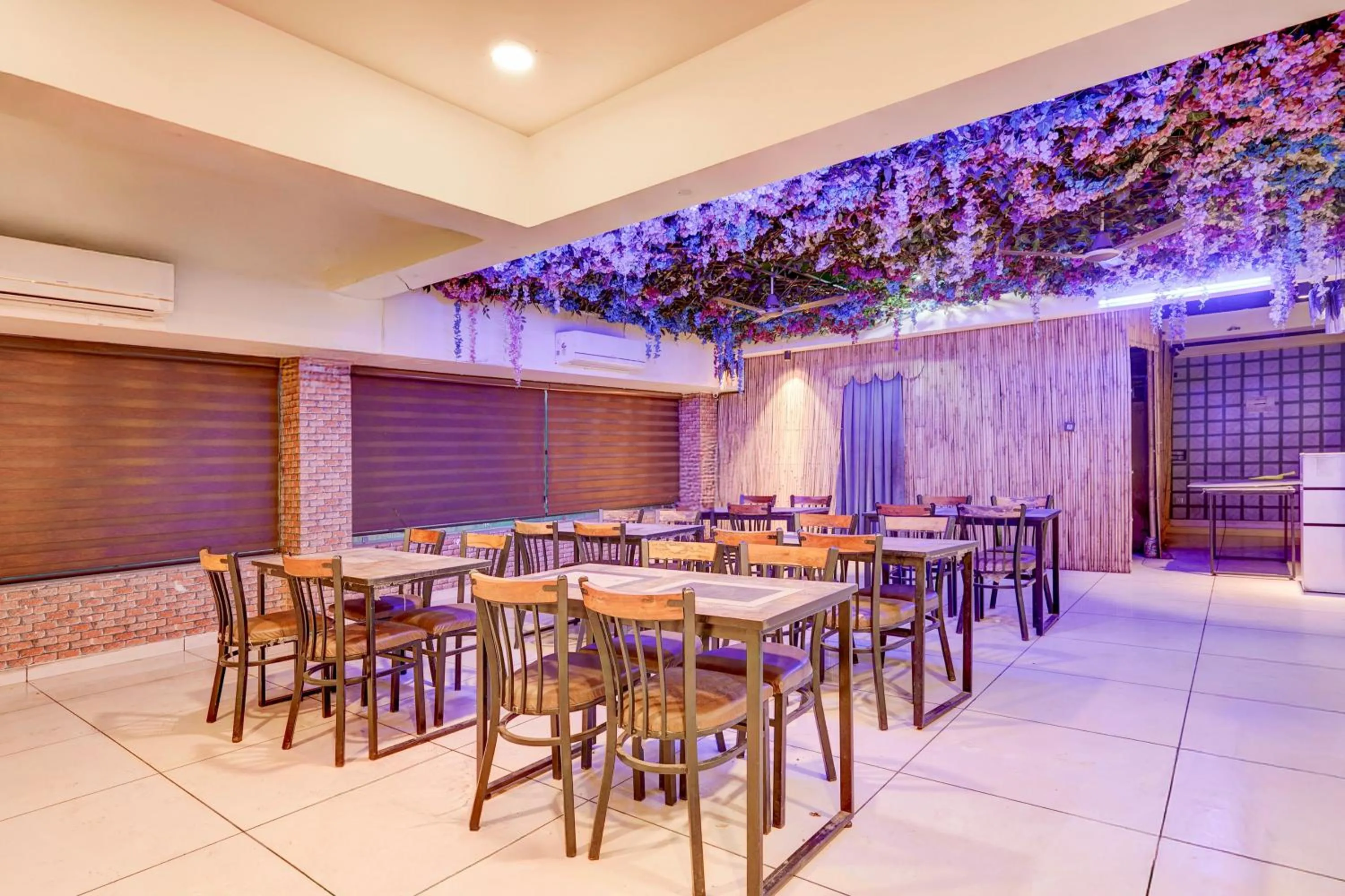 Restaurant/places to eat in Townhouse Sector 47 Near Medanta