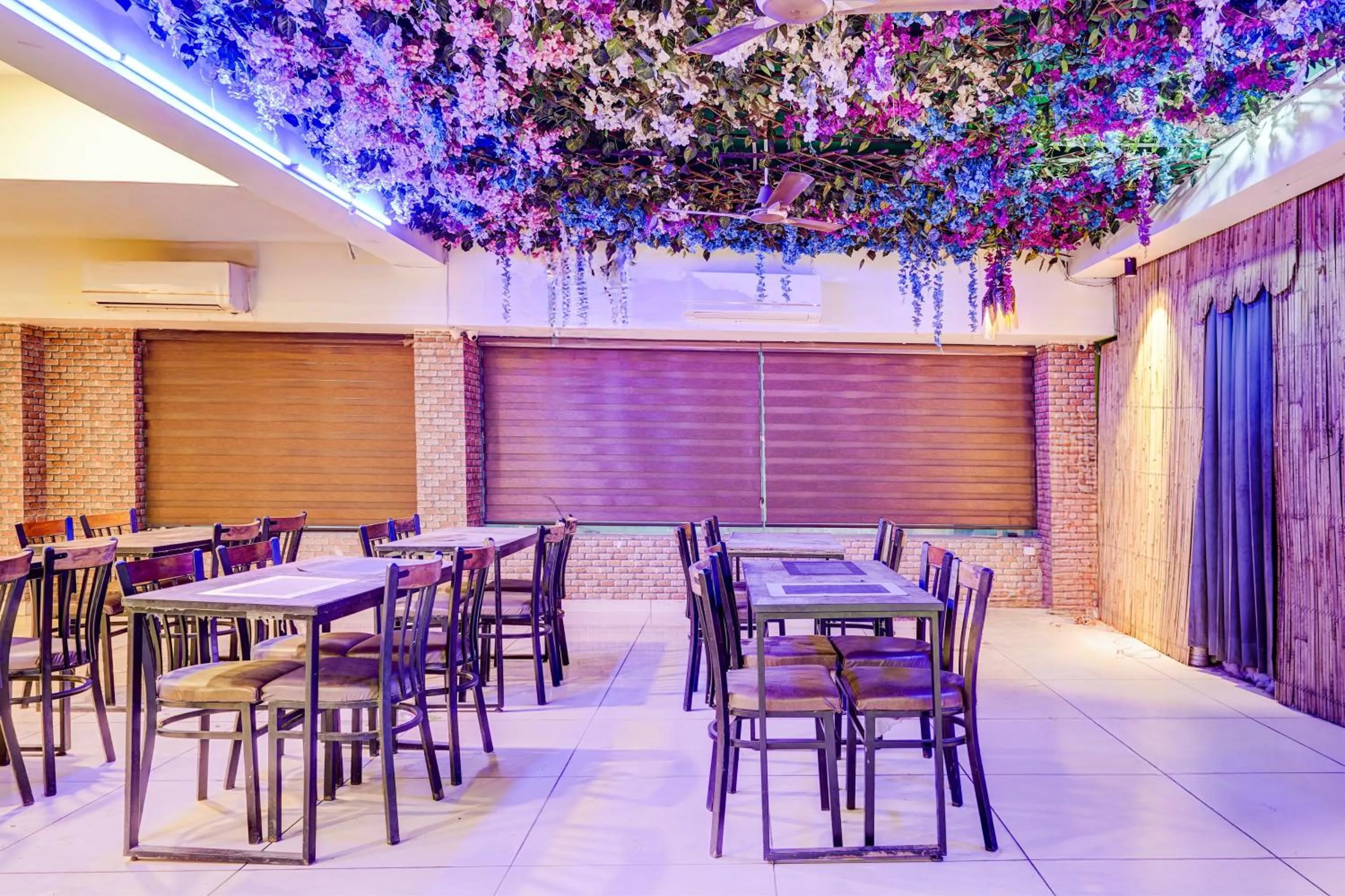 Restaurant/places to eat in Townhouse Sector 47 Near Medanta