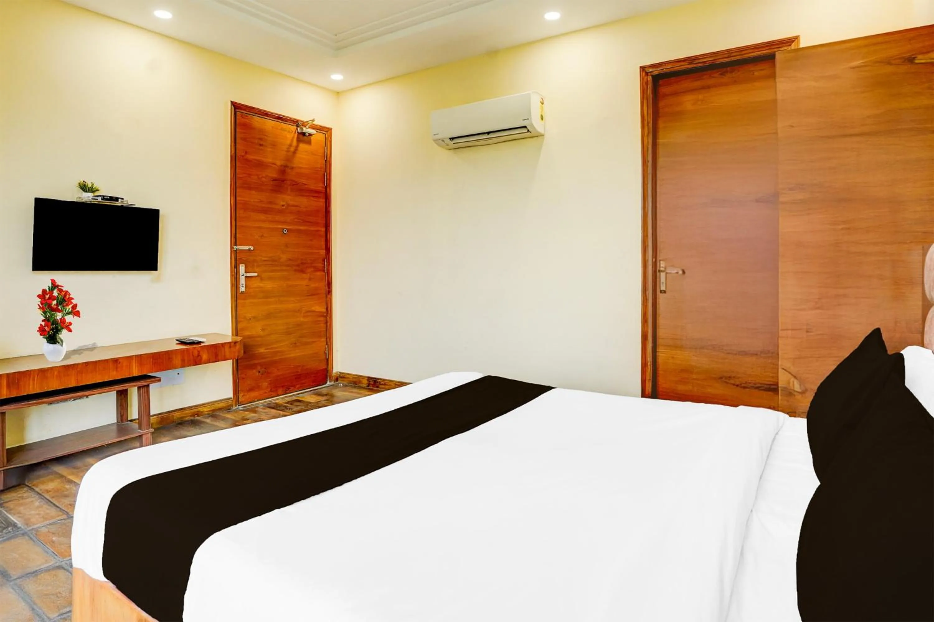 Bedroom, Bed in Townhouse Sector 47 Near Medanta