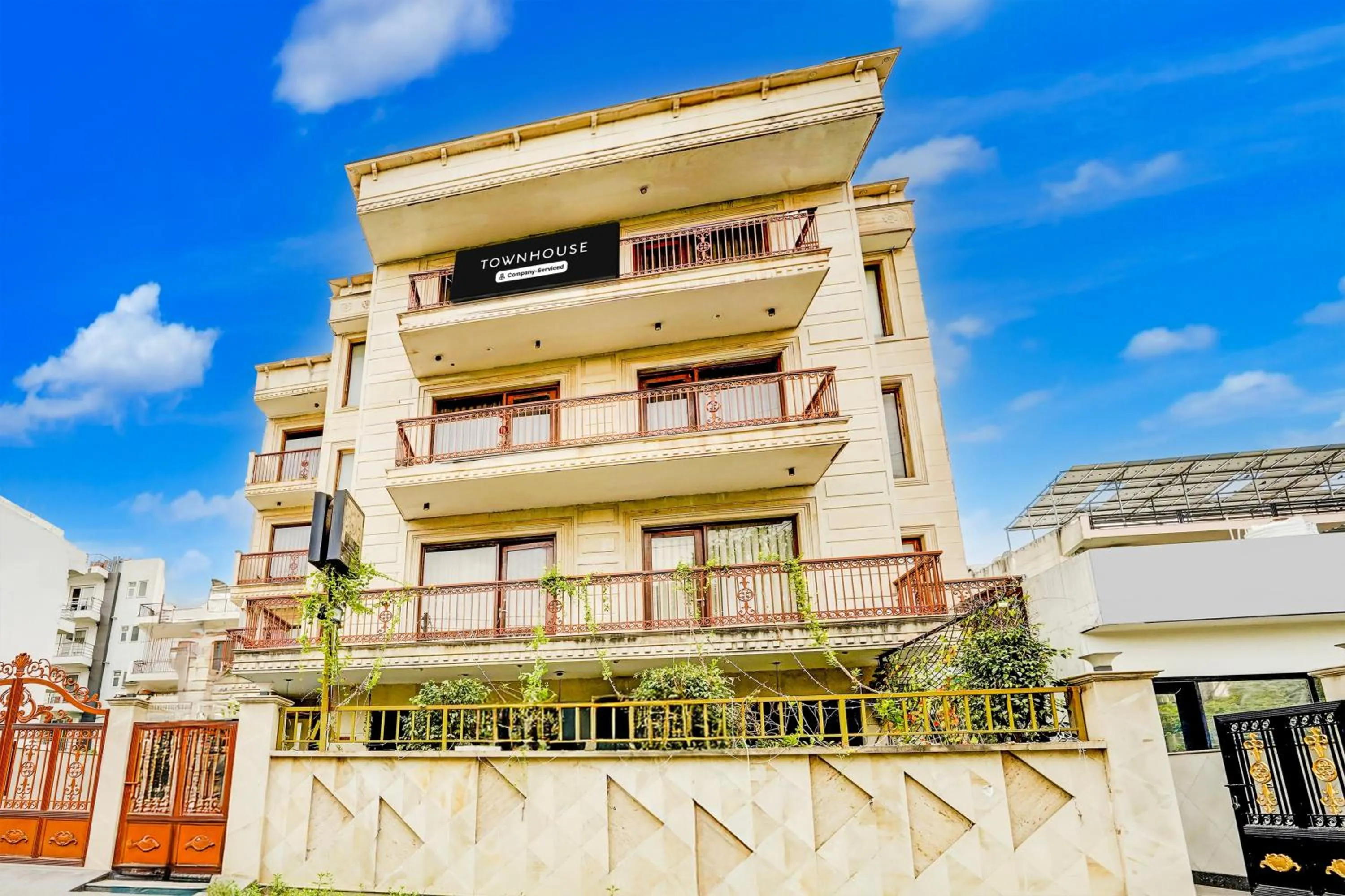 Facade/entrance in Townhouse Sector 47 Near Medanta