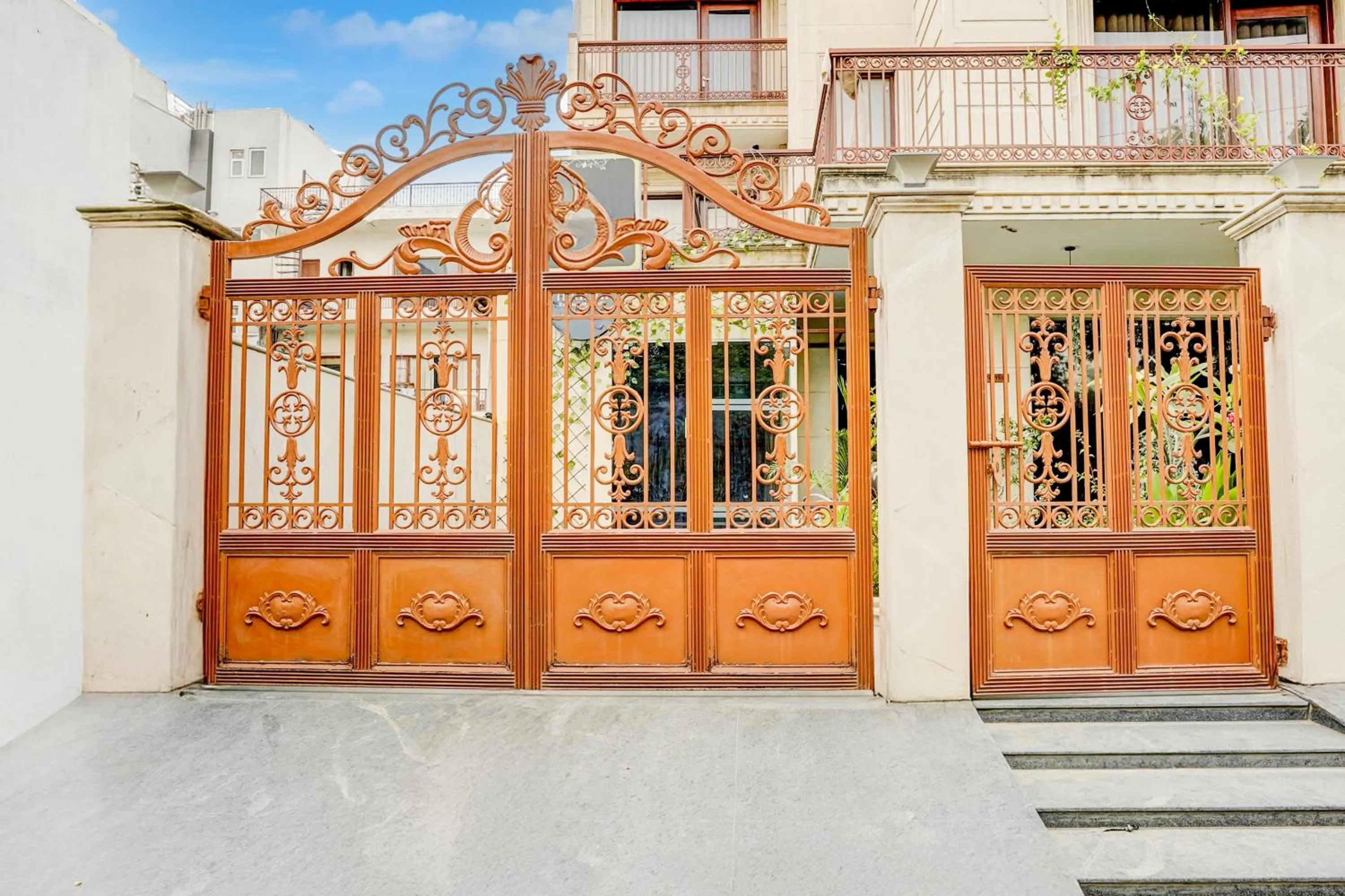 Facade/entrance in Townhouse Sector 47 Near Medanta