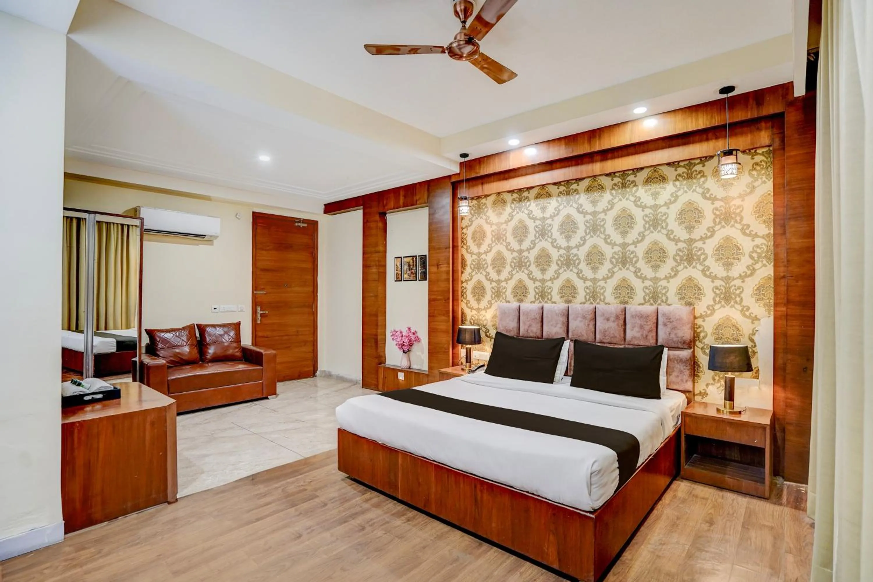 Bedroom, Bed in Townhouse Sector 47 Near Medanta
