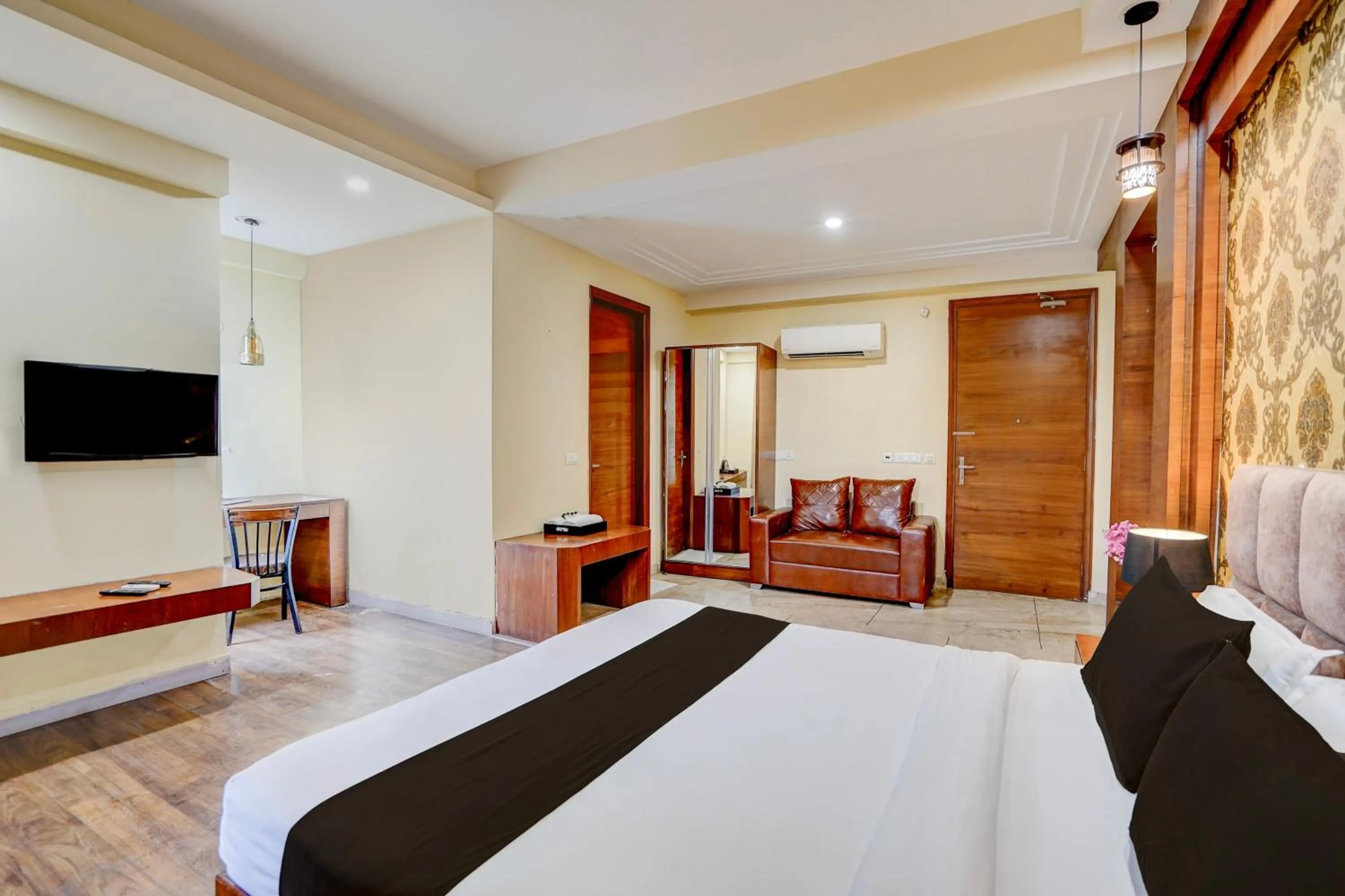 Bedroom, Bed in Townhouse Sector 47 Near Medanta