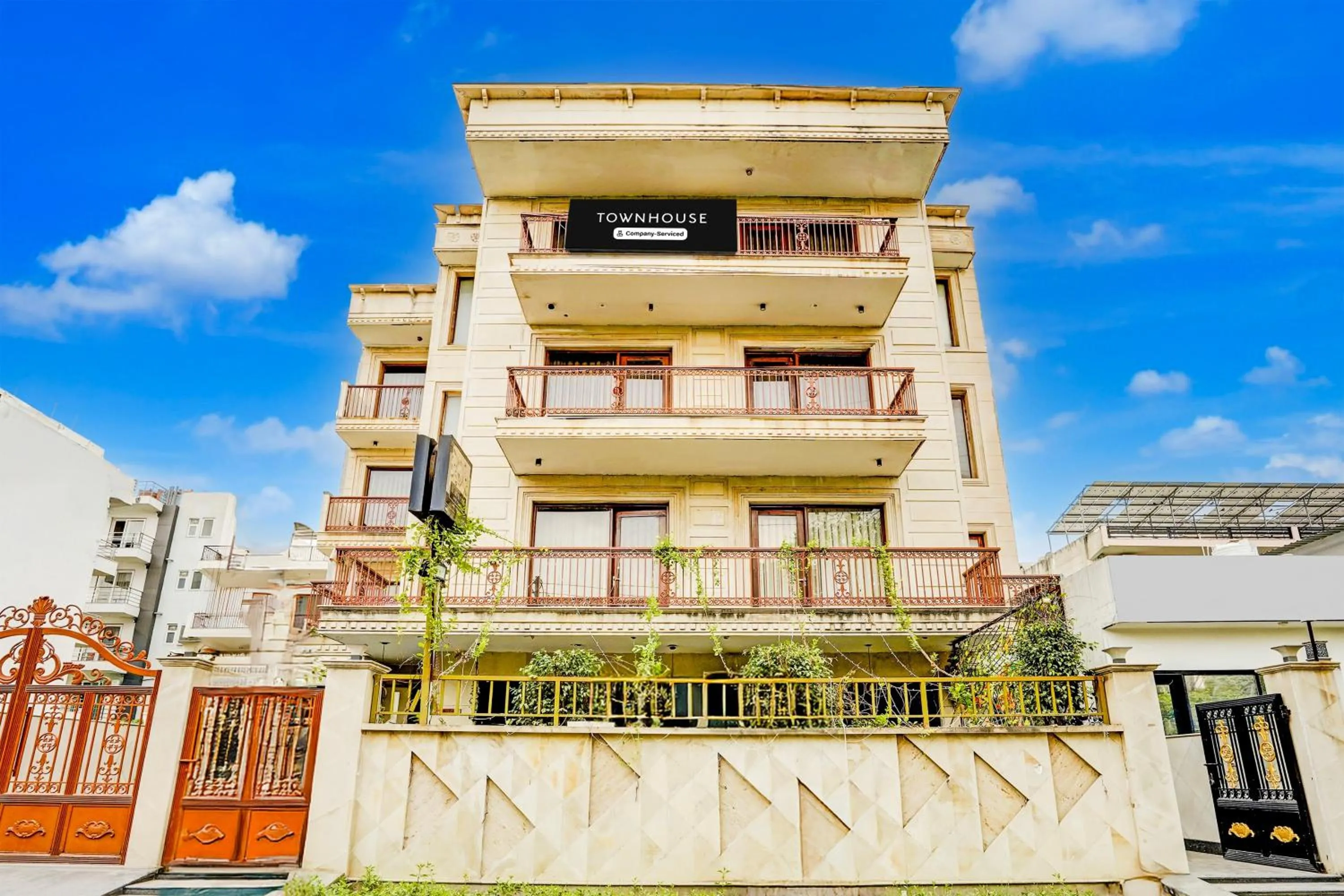 Facade/entrance in Townhouse Sector 47 Near Medanta