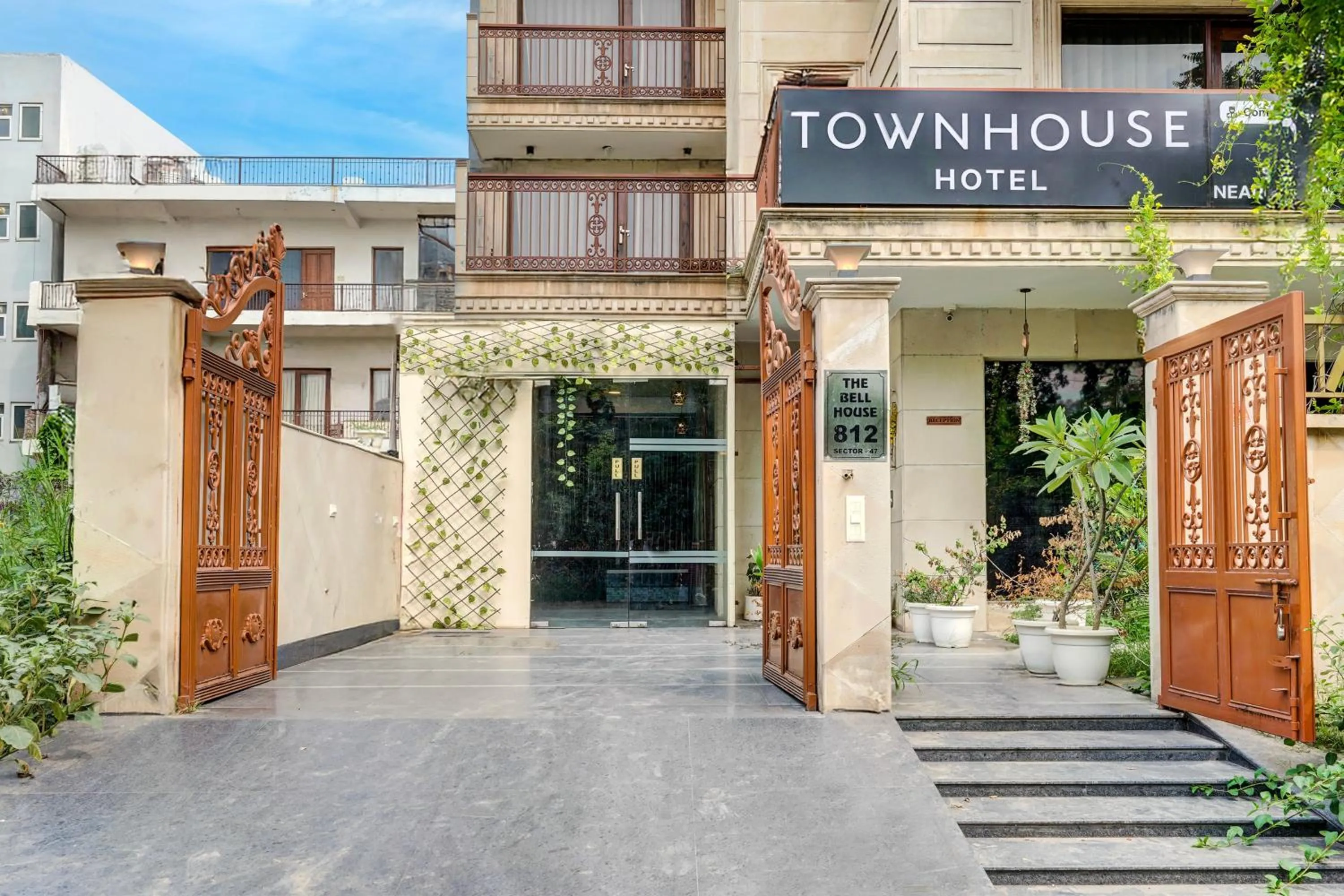 Facade/entrance in Townhouse Sector 47 Near Medanta