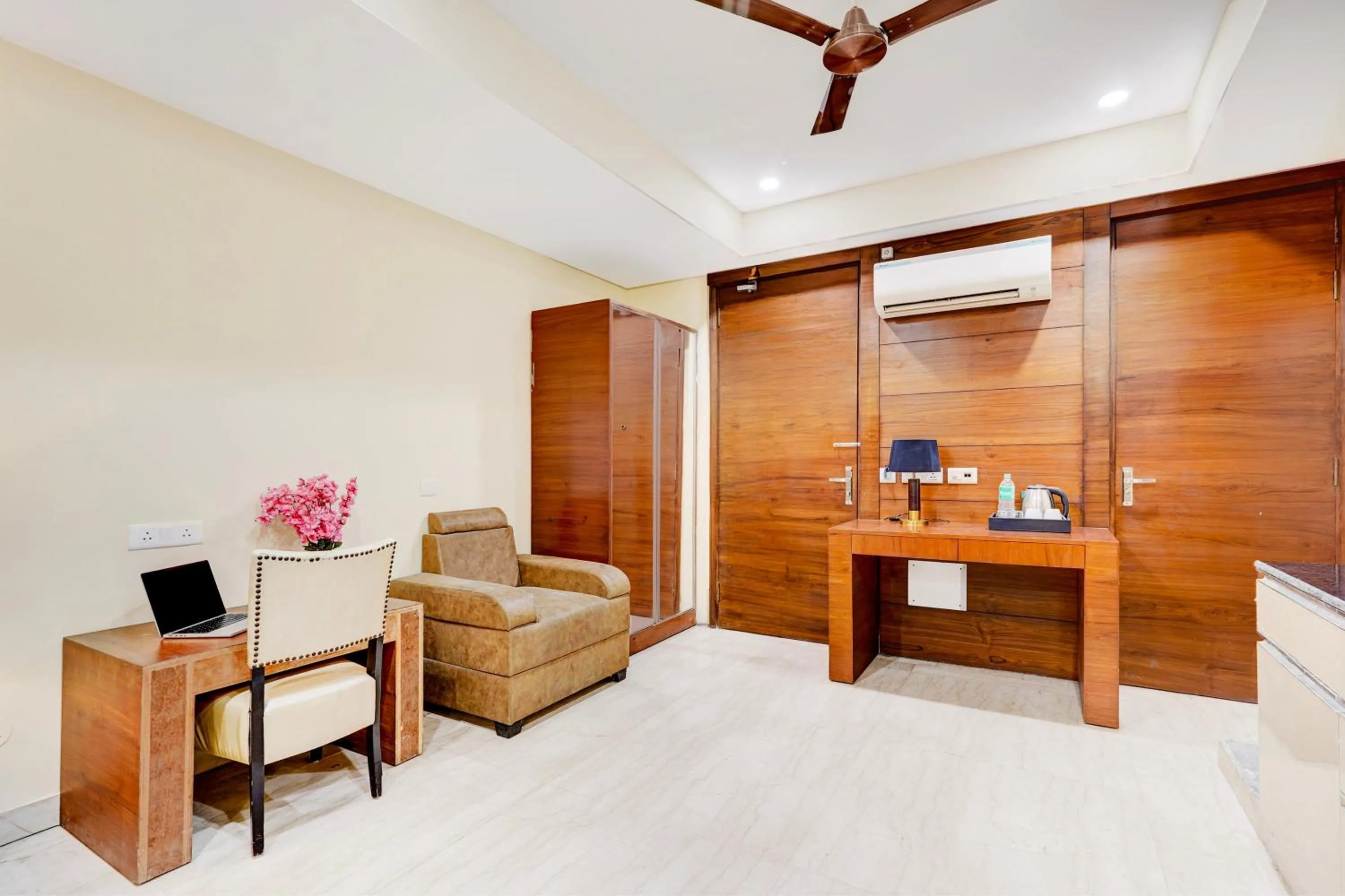 Bedroom in Townhouse Sector 47 Near Medanta