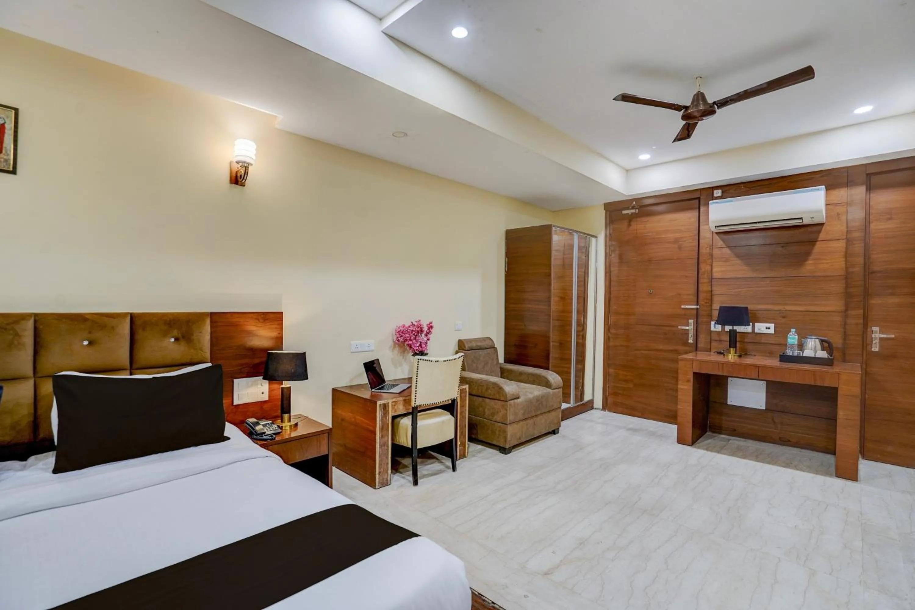 Bedroom, Bed in Townhouse Sector 47 Near Medanta