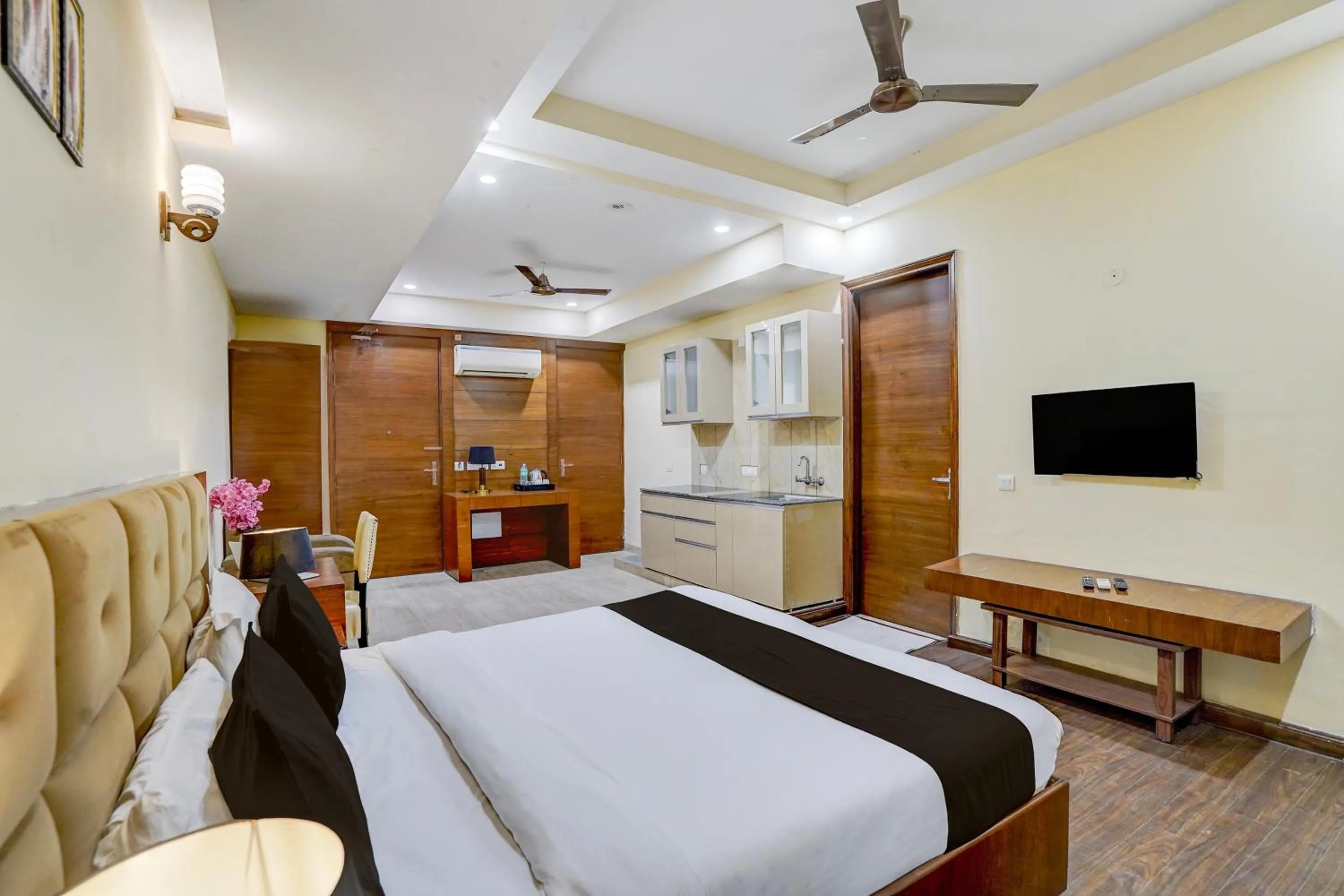 Bedroom, Bed in Townhouse Sector 47 Near Medanta