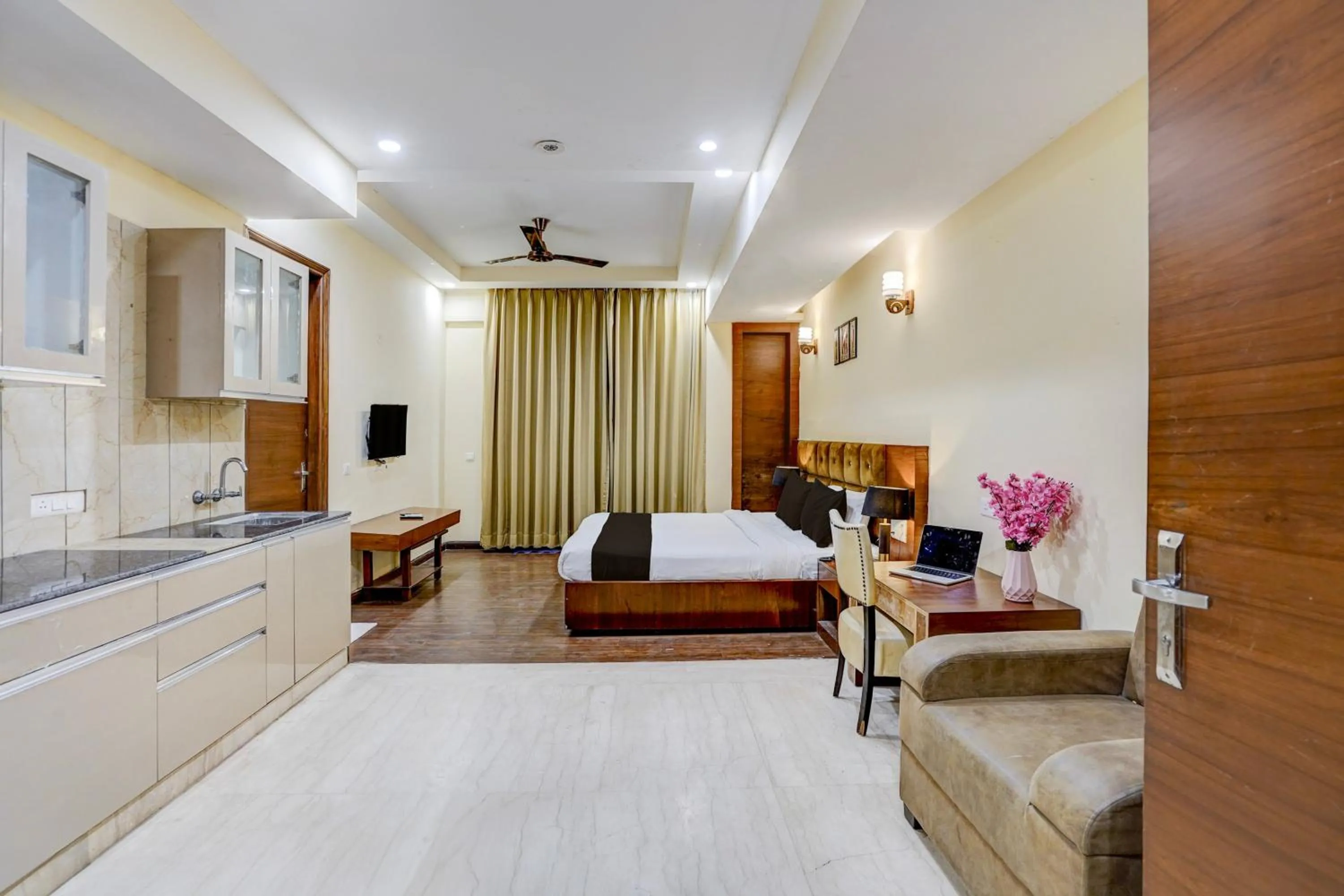 Bedroom, Bed in Townhouse Sector 47 Near Medanta