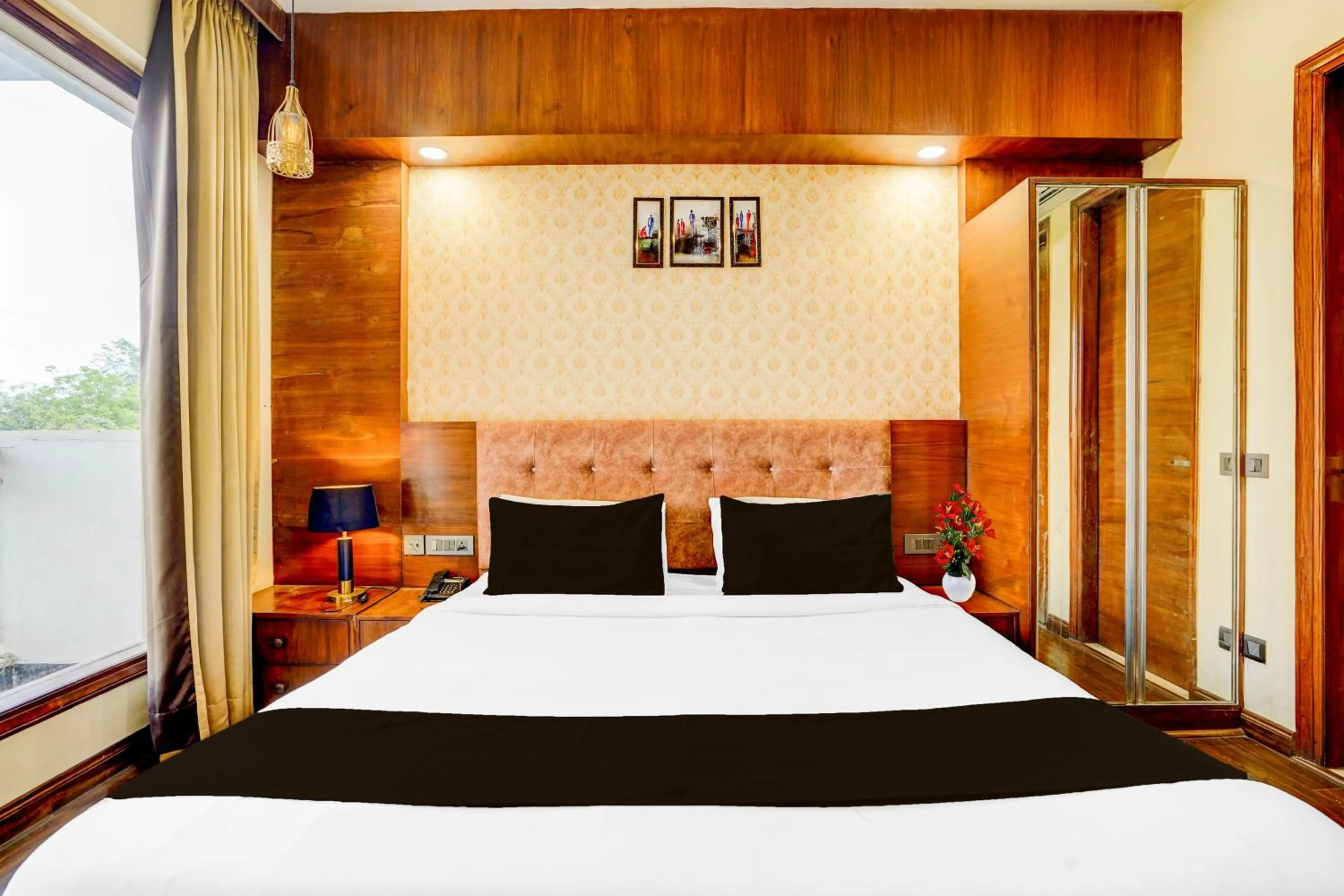 Bedroom, Bed in Townhouse Sector 47 Near Medanta