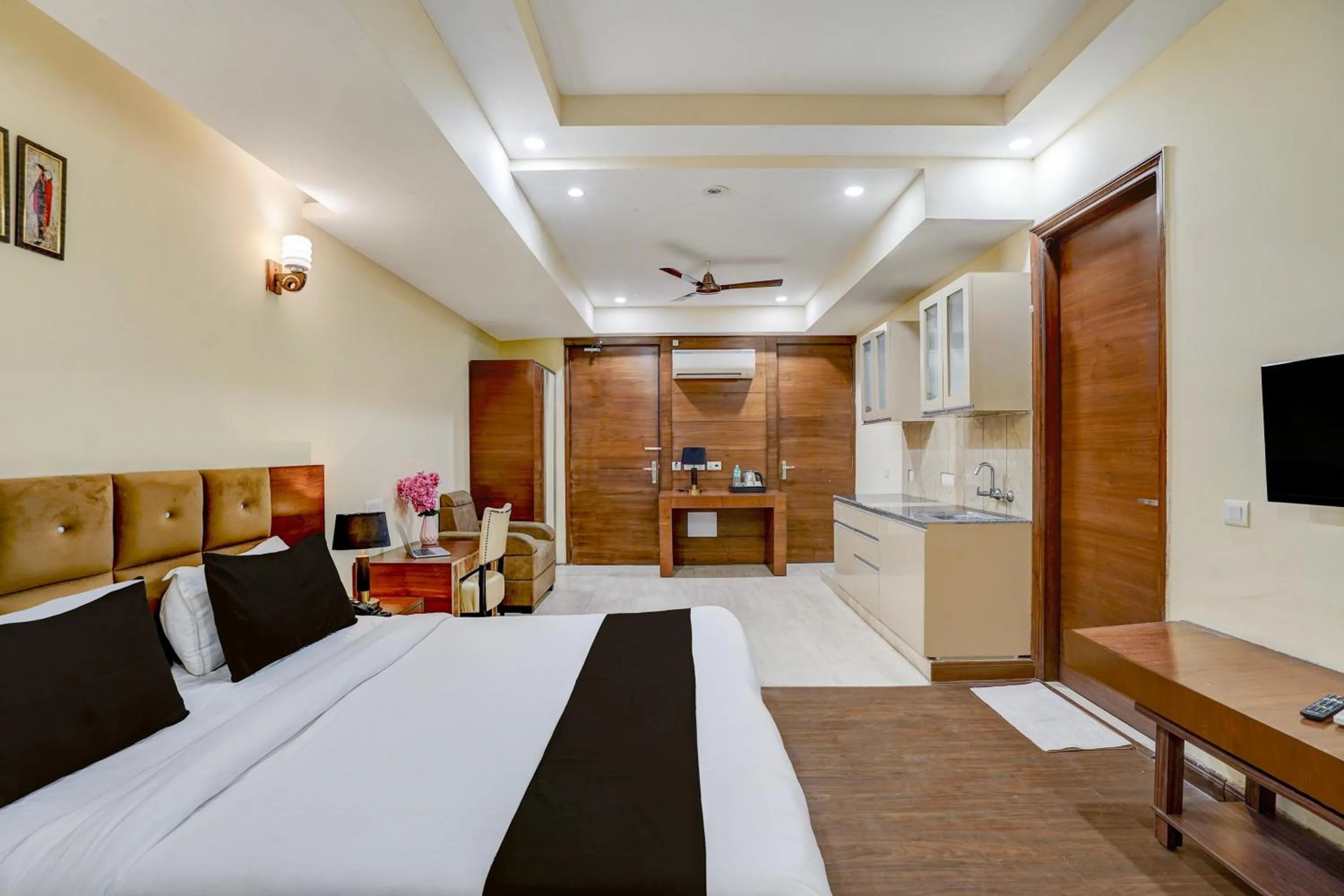 Bedroom, Bed in Townhouse Sector 47 Near Medanta