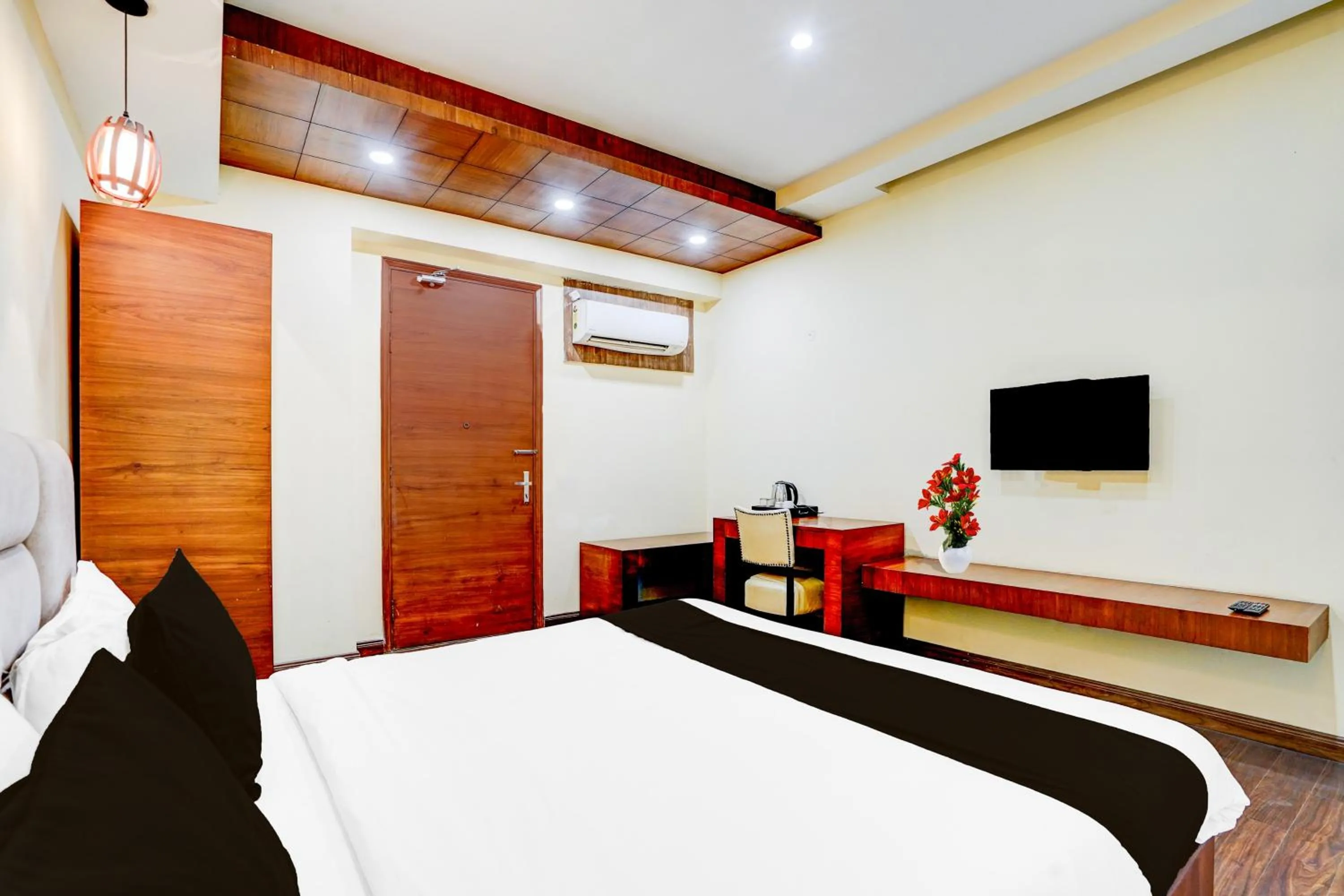 Bedroom, Bed in Townhouse Sector 47 Near Medanta