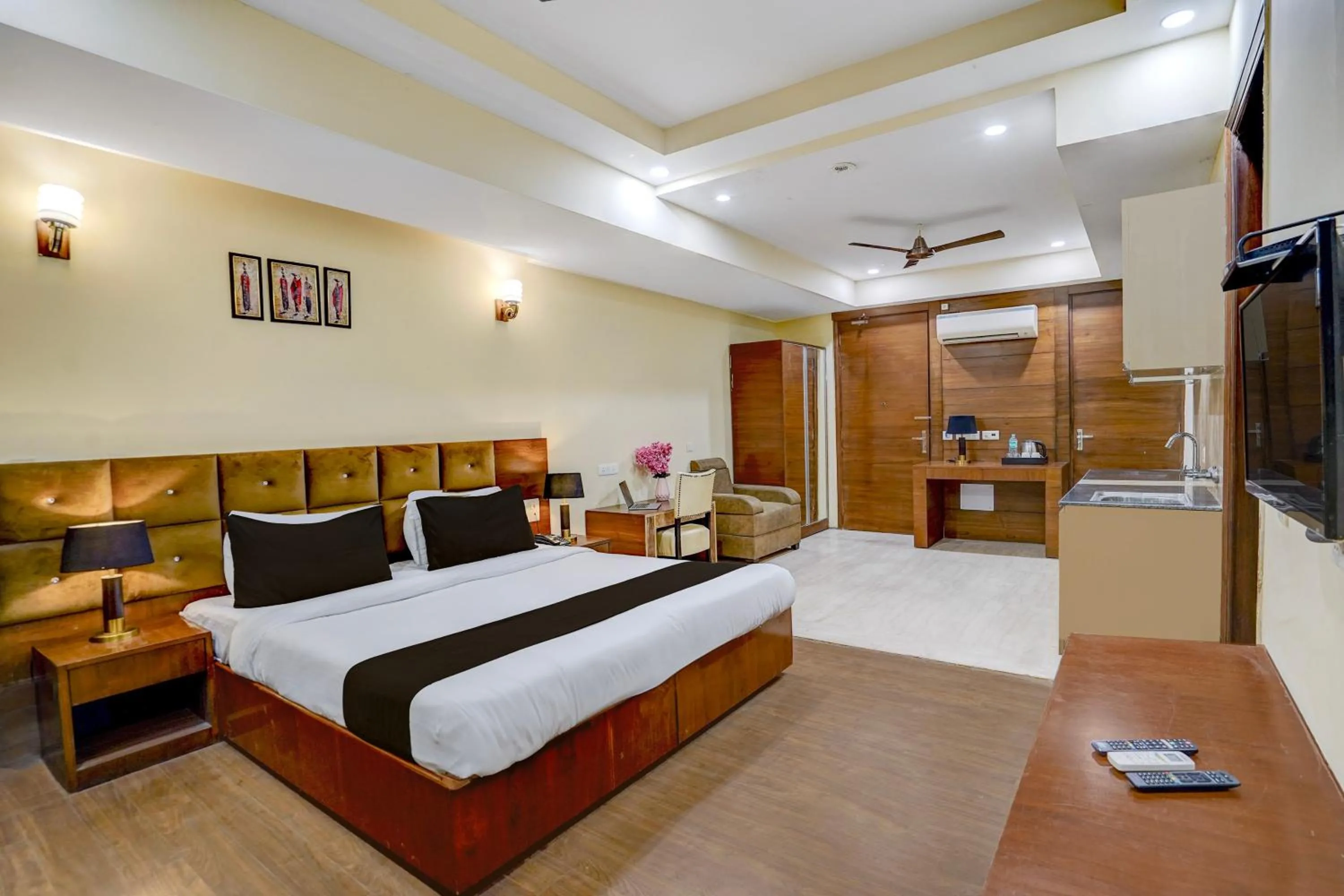 Bedroom, Bed in Townhouse Sector 47 Near Medanta