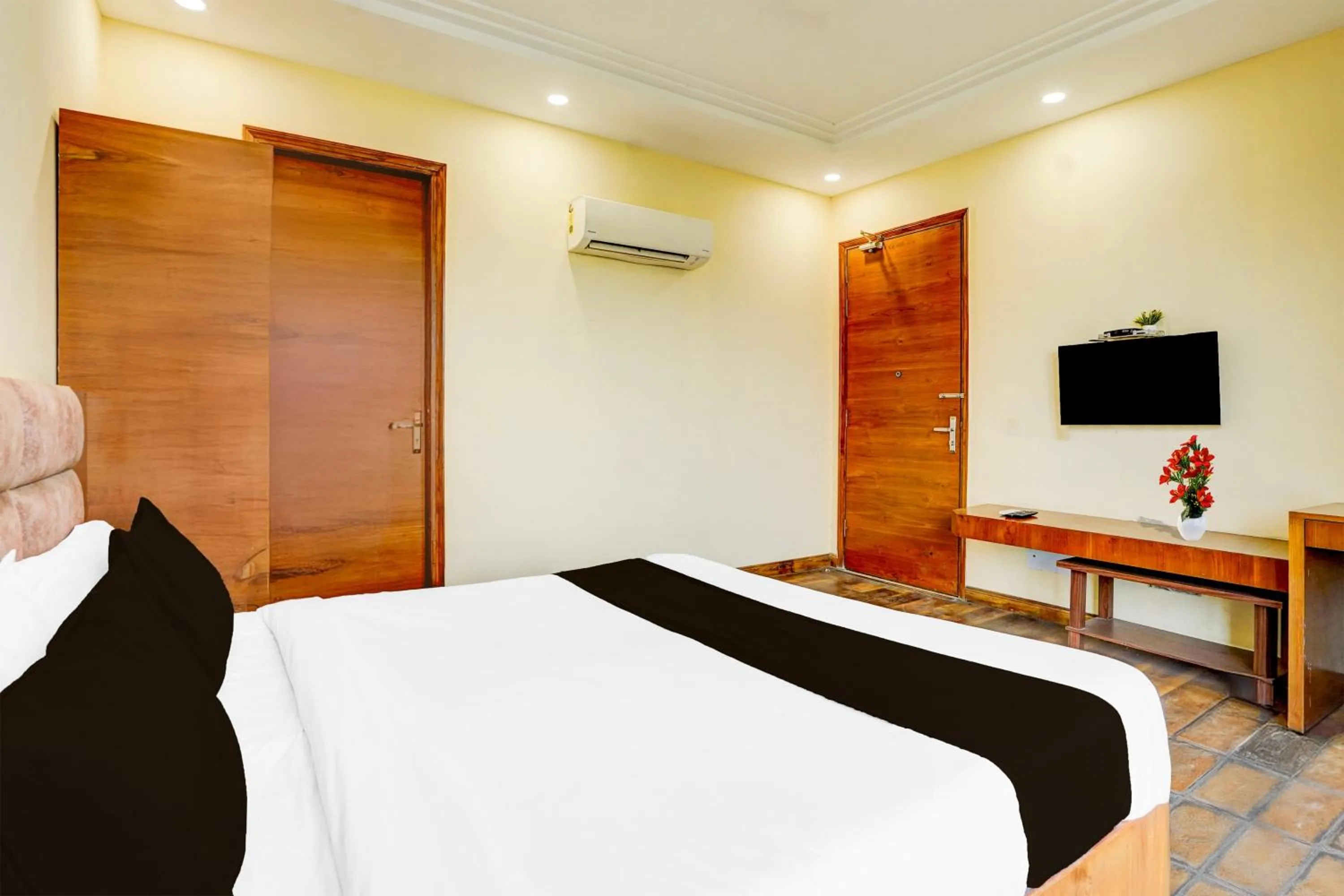 Bedroom, Bed in Townhouse Sector 47 Near Medanta