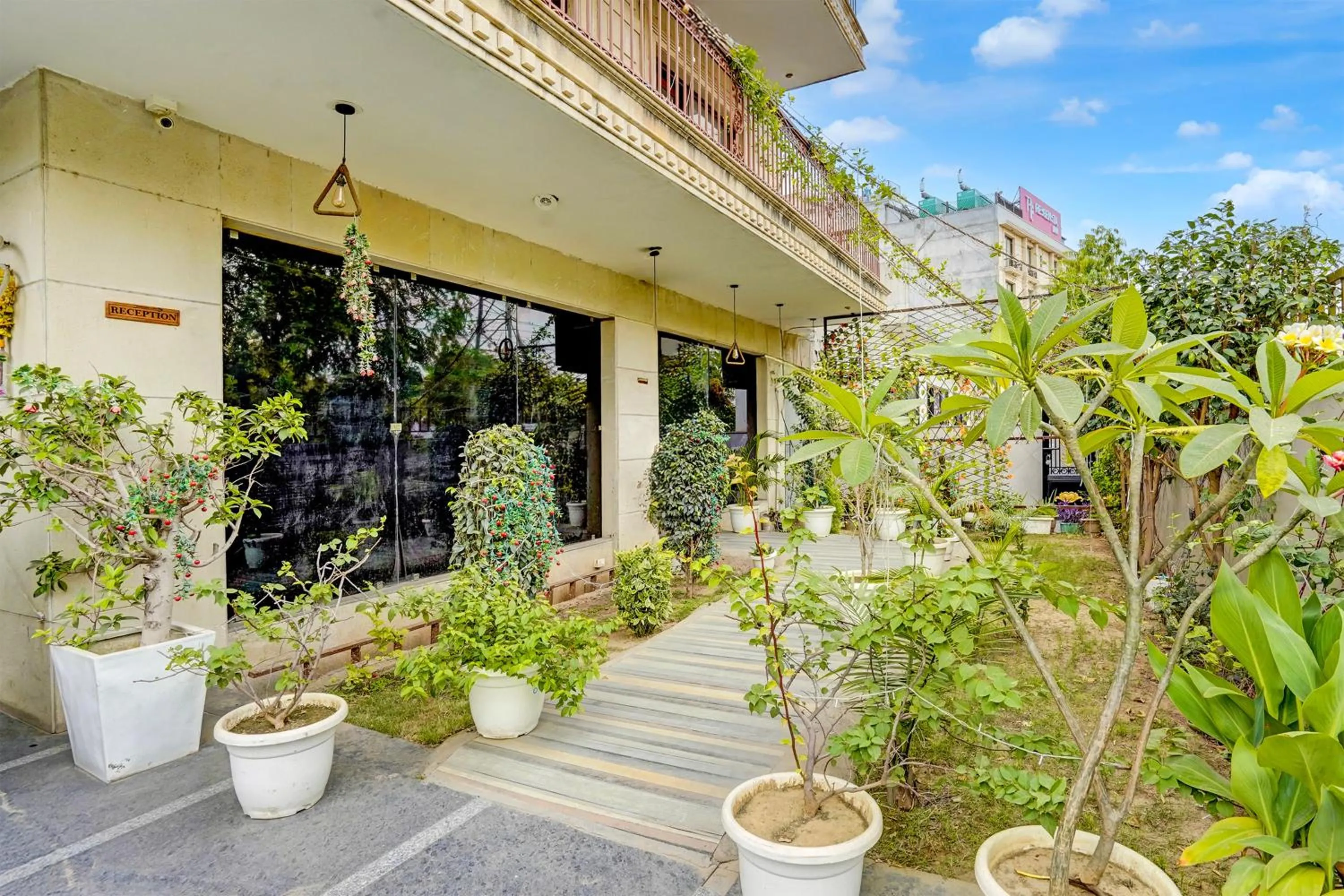 Facade/entrance in Townhouse Sector 47 Near Medanta