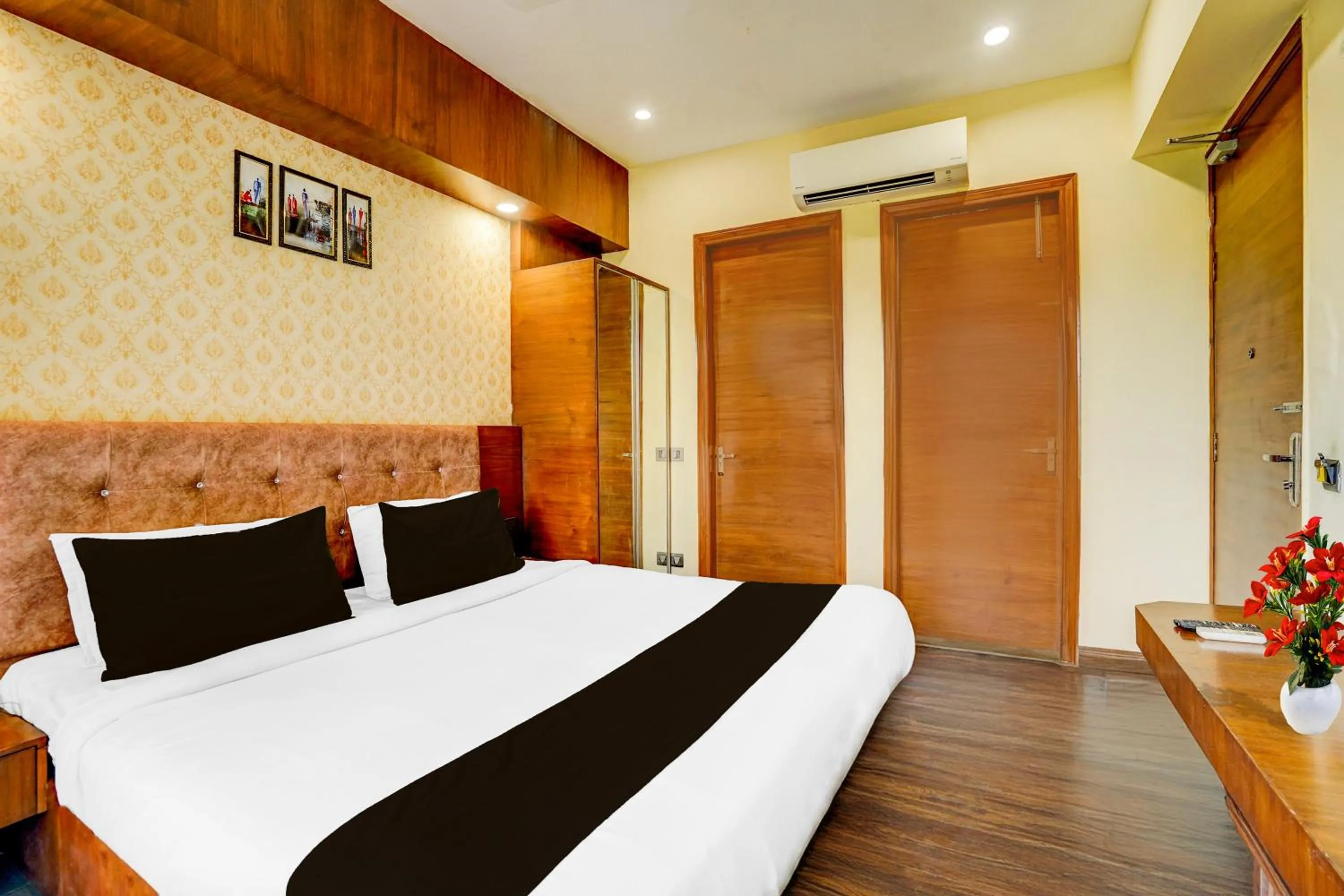 Bedroom, Bed in Townhouse Sector 47 Near Medanta