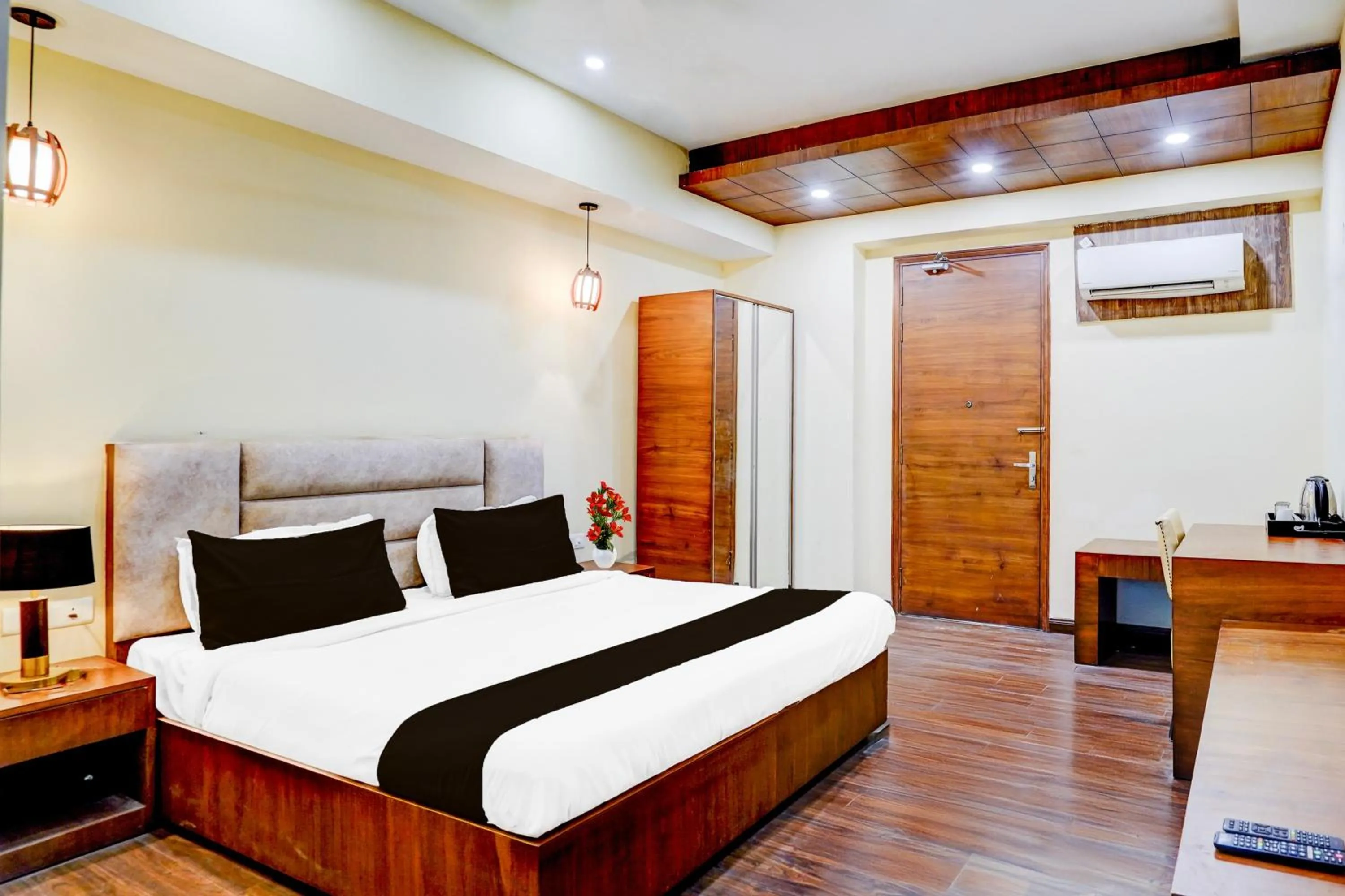 Bedroom, Bed in Townhouse Sector 47 Near Medanta