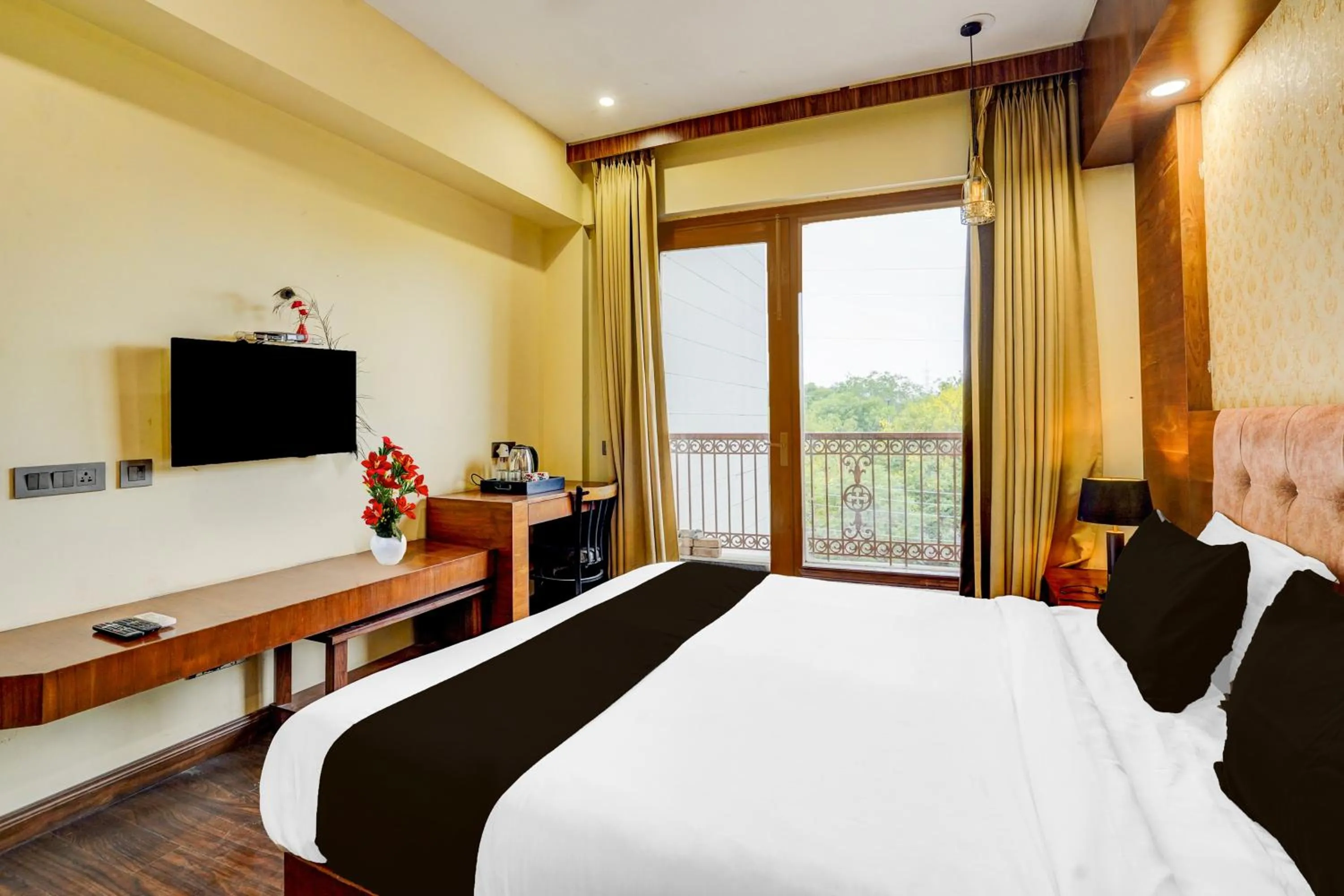 Bedroom, Bed in Townhouse Sector 47 Near Medanta