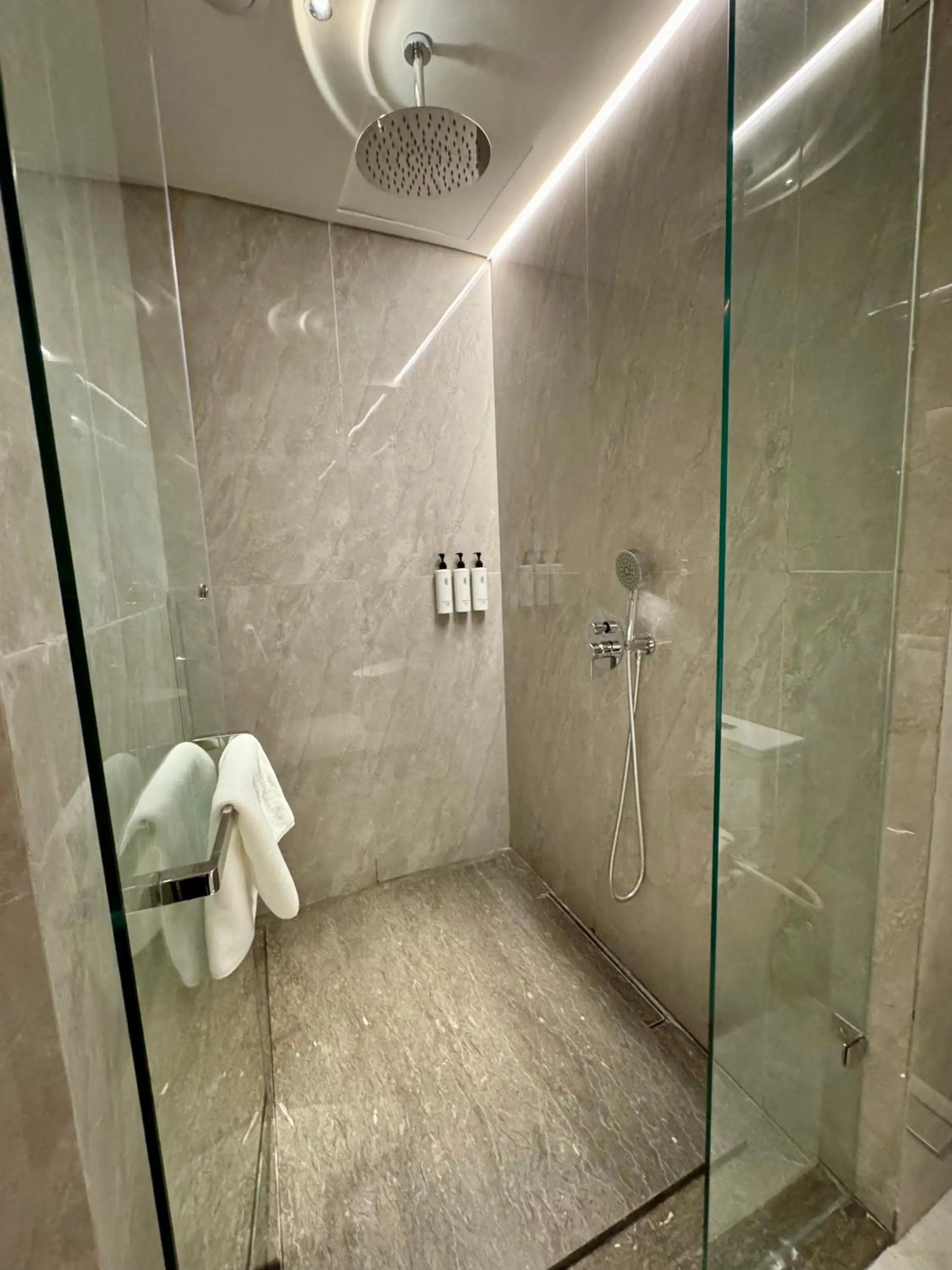 Shower in Elong Hotel Jakarta PIK