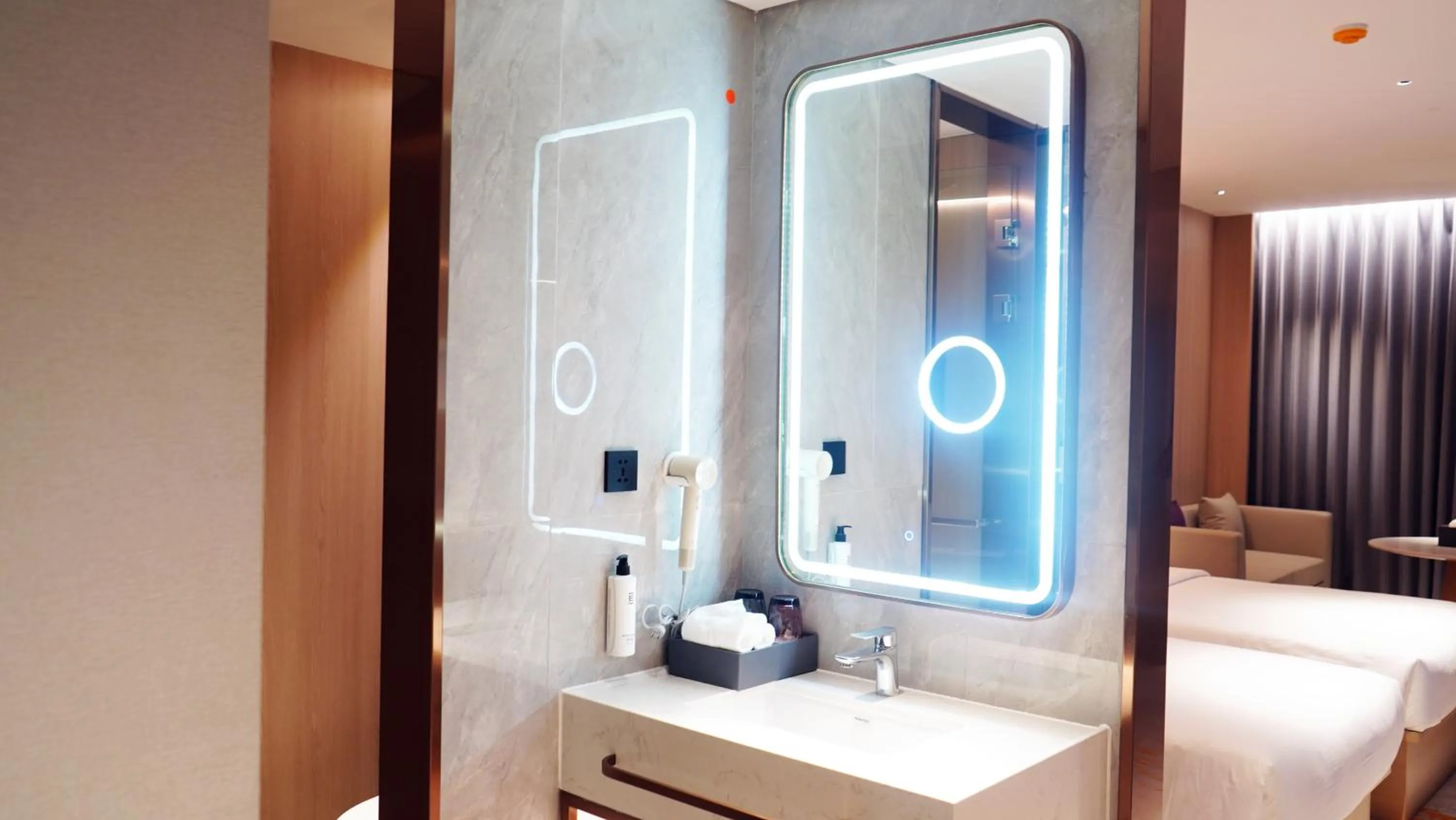 Bathroom, Bed in Elong Hotel Jakarta PIK