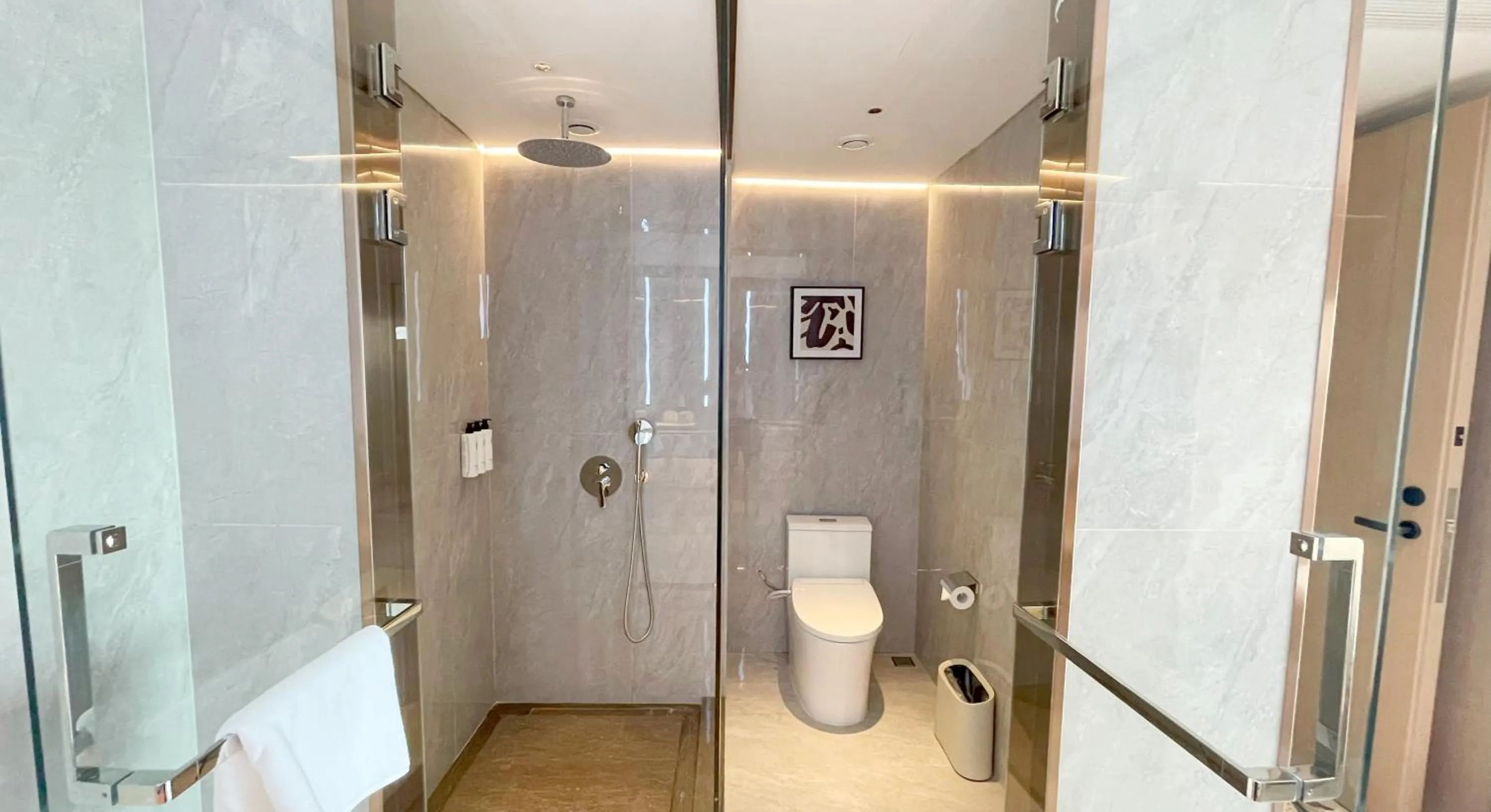 Shower in Elong Hotel Jakarta PIK