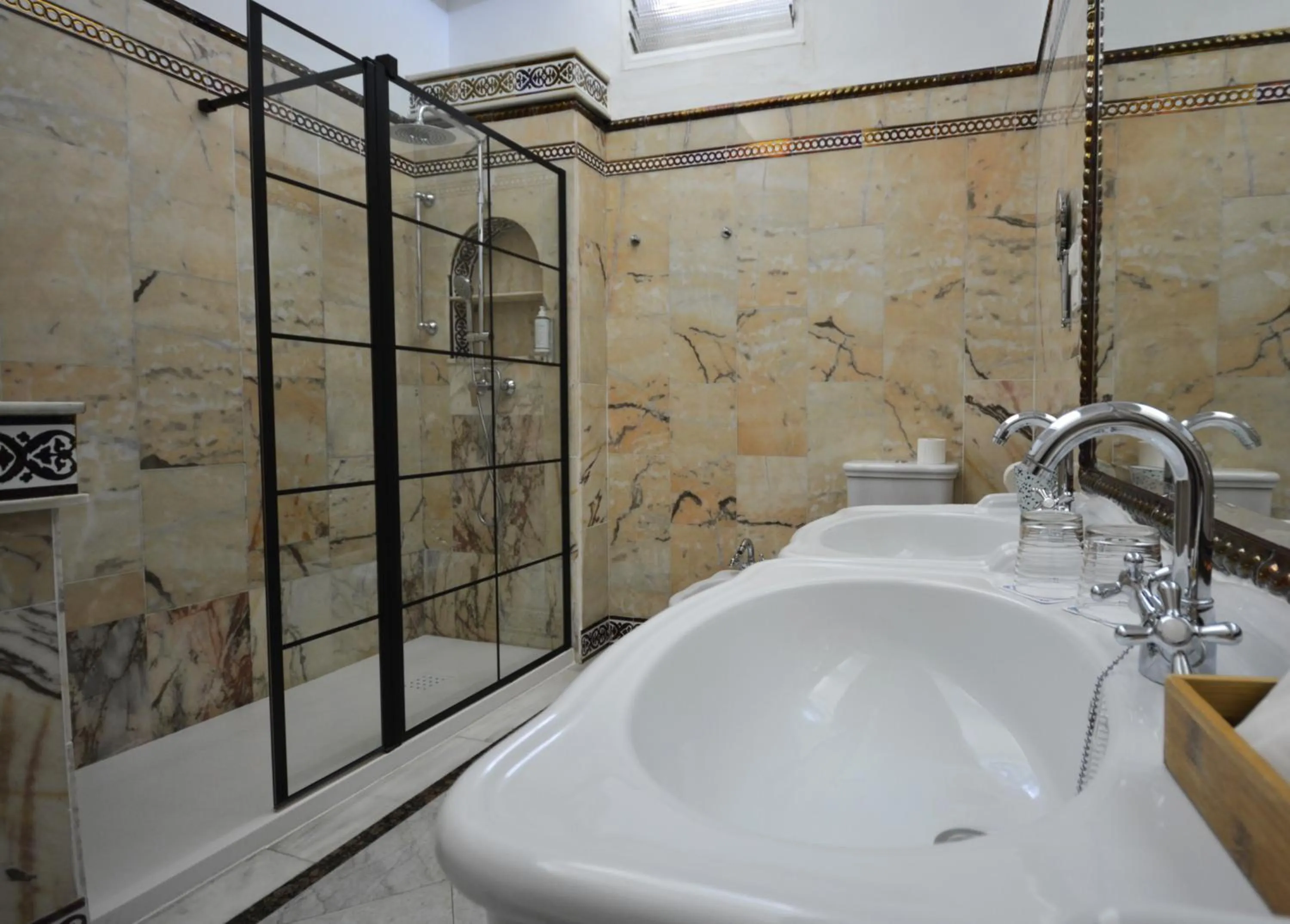 Shower in Hotel Casa de los Azulejos